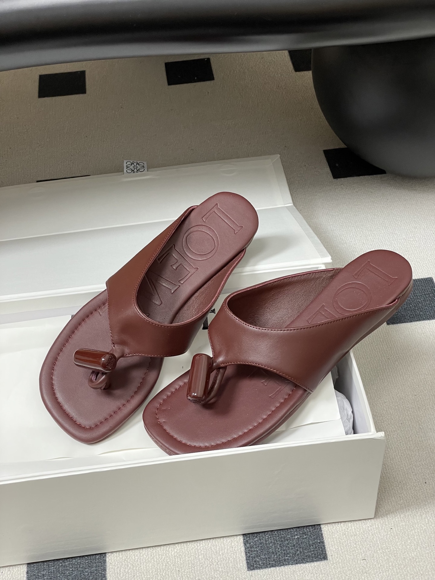 -LOEWE 罗意威 26ss 春夏新款 Toggle扣饰夹脚平底凉拖鞋个性人字拖鞋一双设计感很强的拖鞋