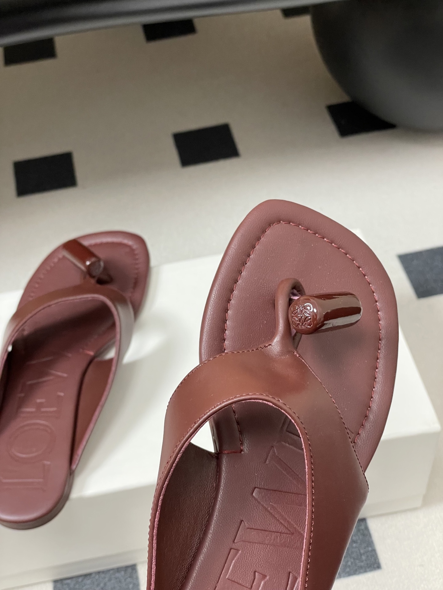 -LOEWE 罗意威 26ss 春夏新款 Toggle扣饰夹脚平底凉拖鞋个性人字拖鞋一双设计感很强的拖鞋