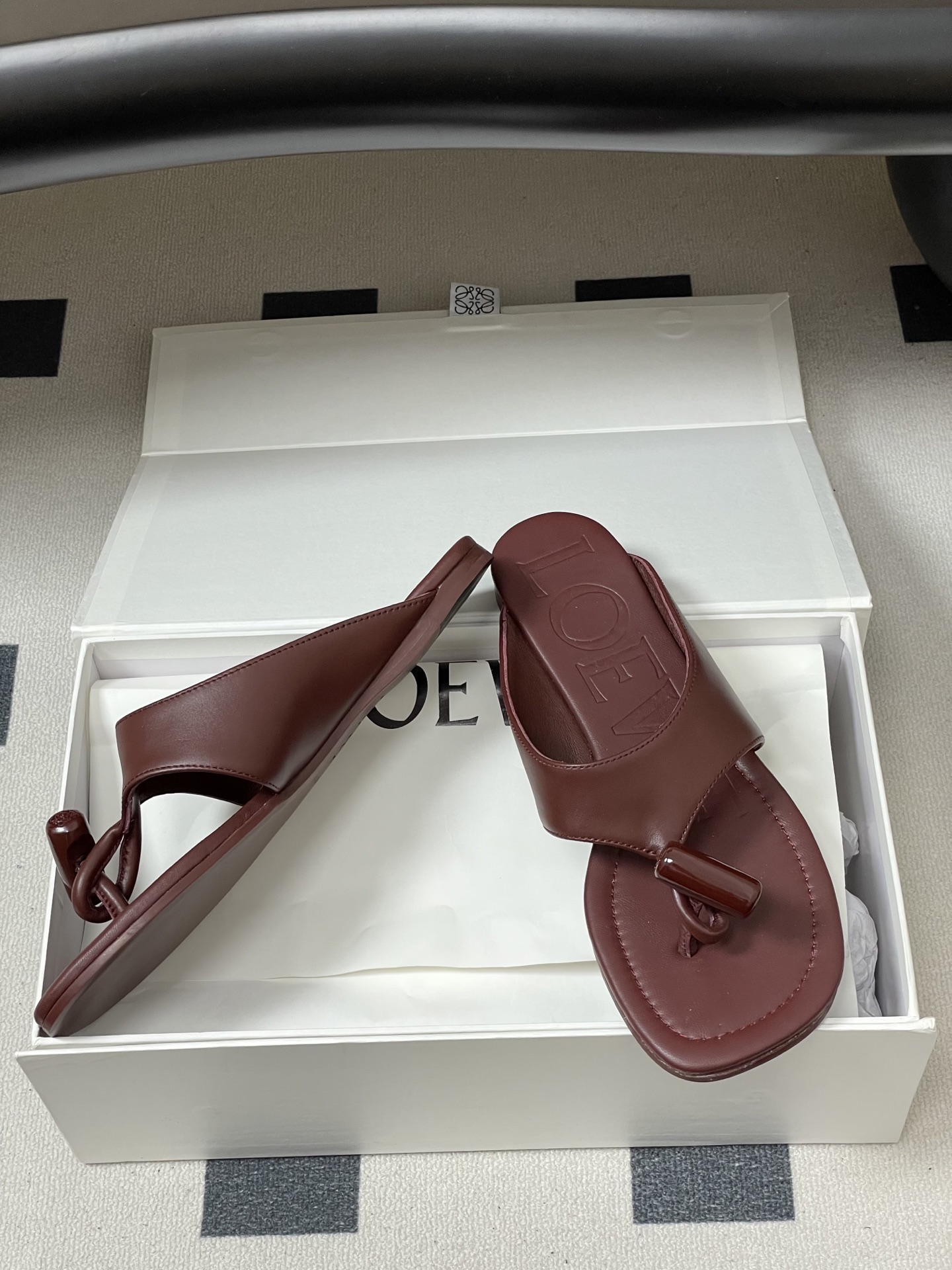 -LOEWE 罗意威 26ss 春夏新款 Toggle扣饰夹脚平底凉拖鞋个性人字拖鞋一双设计感很强的拖鞋