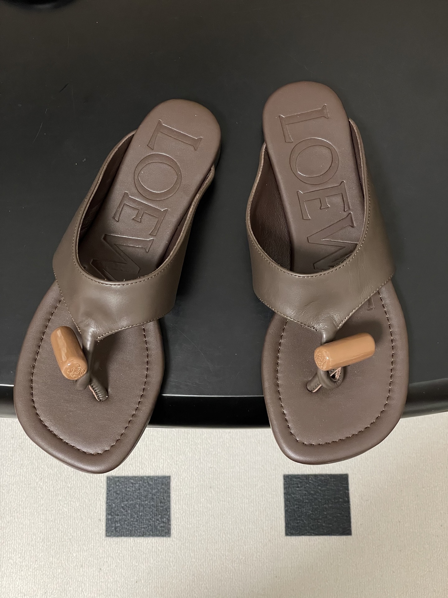 -LOEWE 罗意威 26ss 春夏新款 Toggle扣饰夹脚平底凉拖鞋个性人字拖鞋一双设计感很强的拖鞋