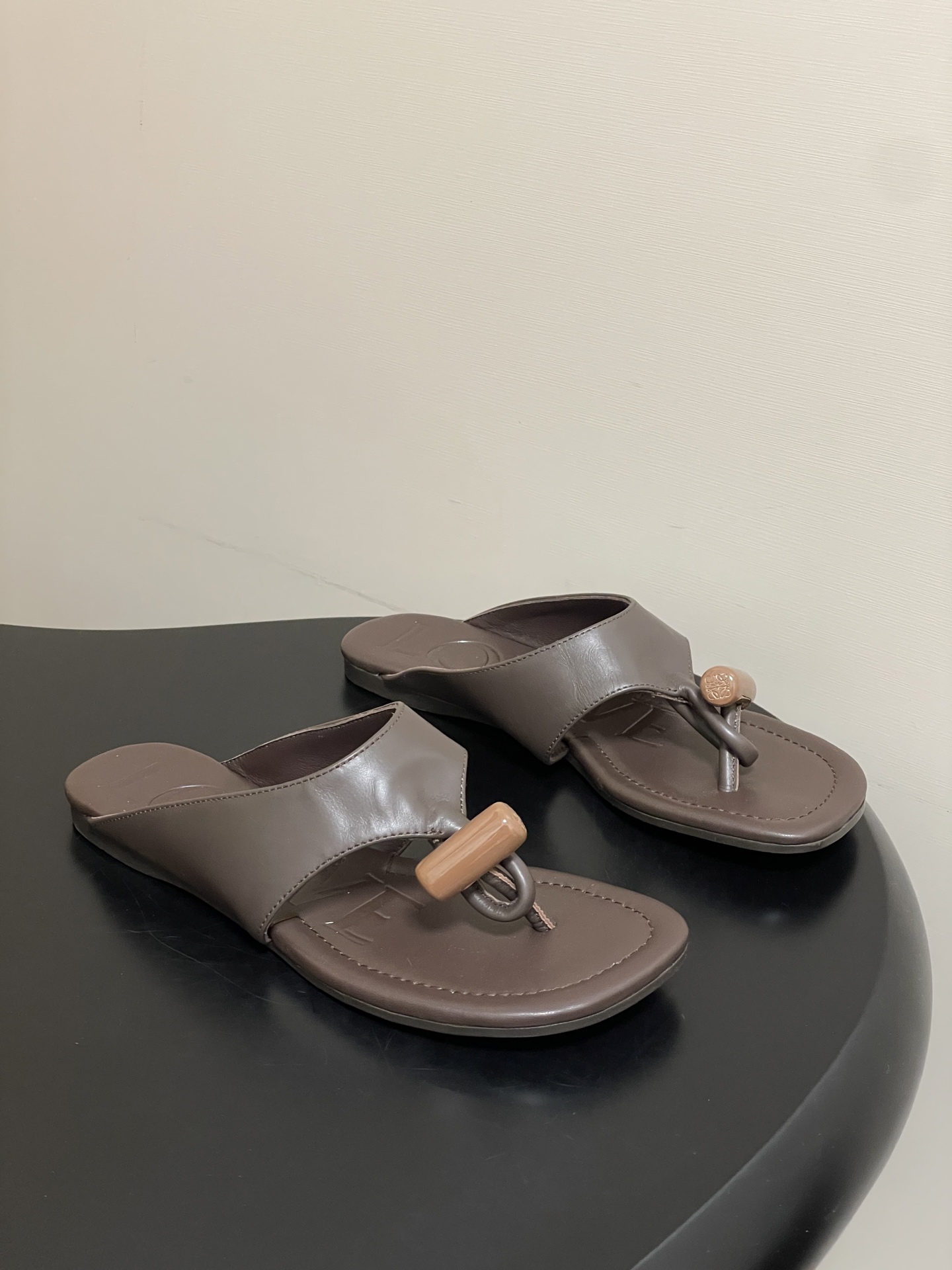 -LOEWE 罗意威 26ss 春夏新款 Toggle扣饰夹脚平底凉拖鞋个性人字拖鞋一双设计感很强的拖鞋