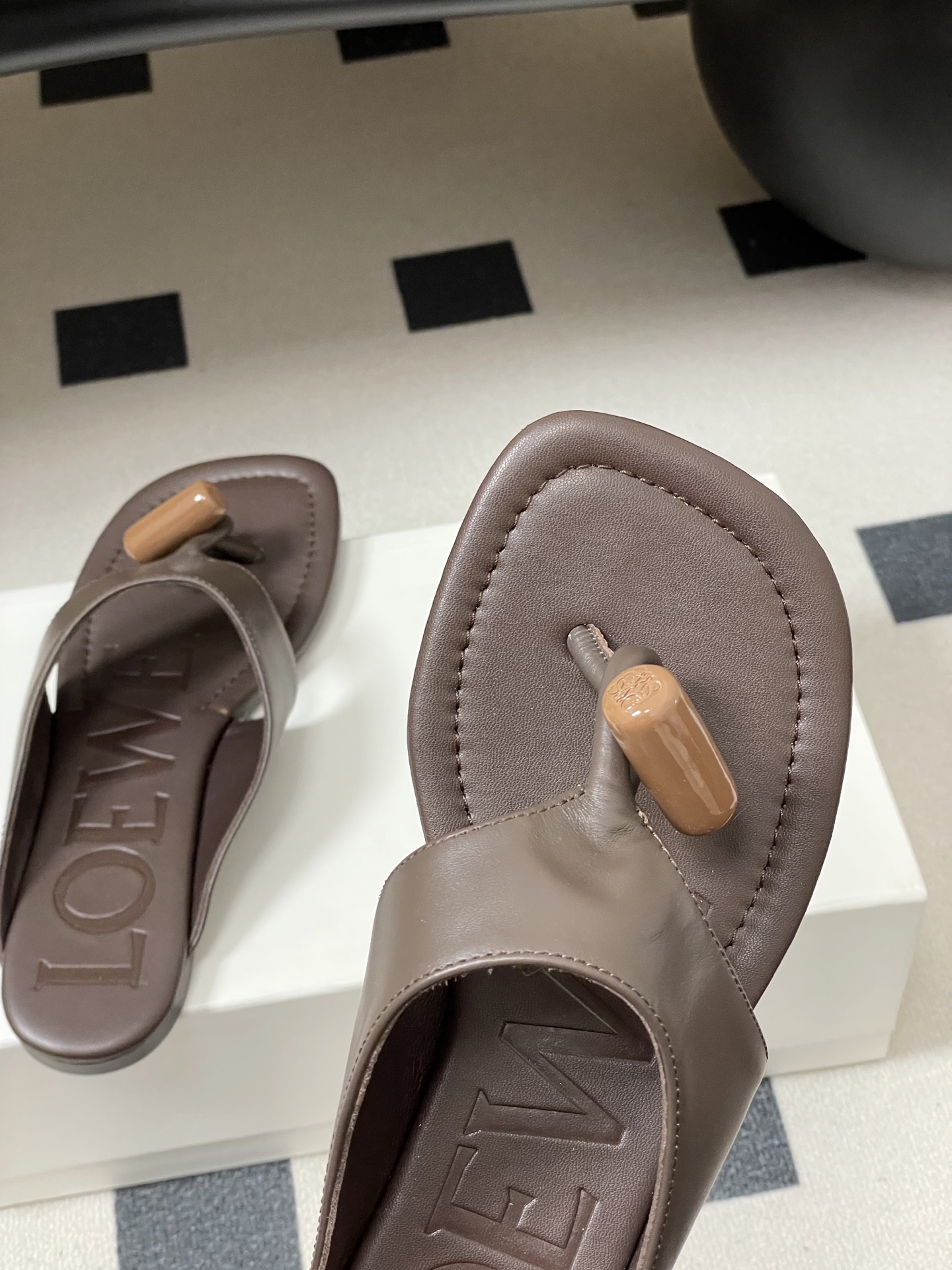 -LOEWE 罗意威 26ss 春夏新款 Toggle扣饰夹脚平底凉拖鞋个性人字拖鞋一双设计感很强的拖鞋