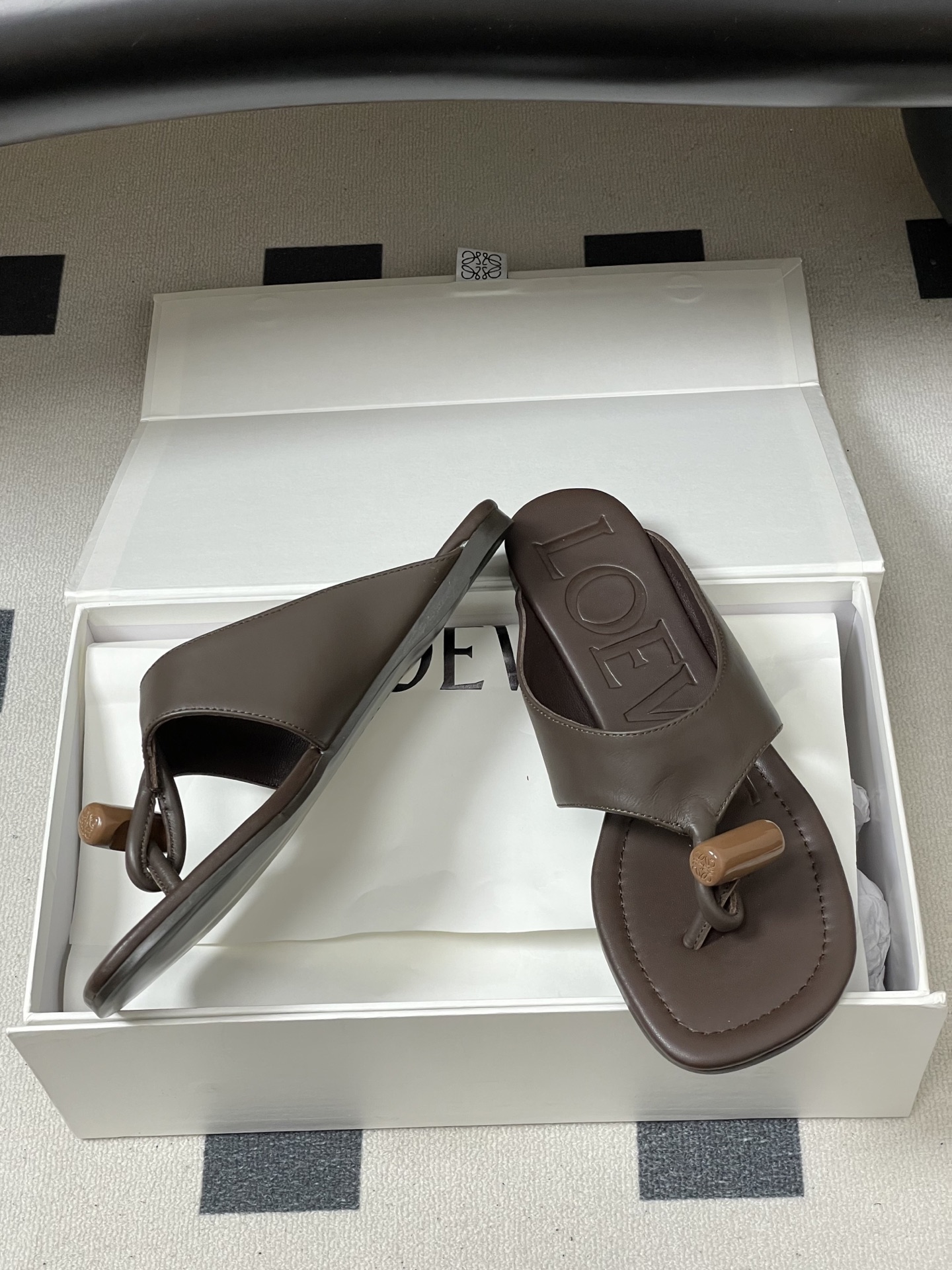 -LOEWE 罗意威 26ss 春夏新款 Toggle扣饰夹脚平底凉拖鞋个性人字拖鞋一双设计感很强的拖鞋