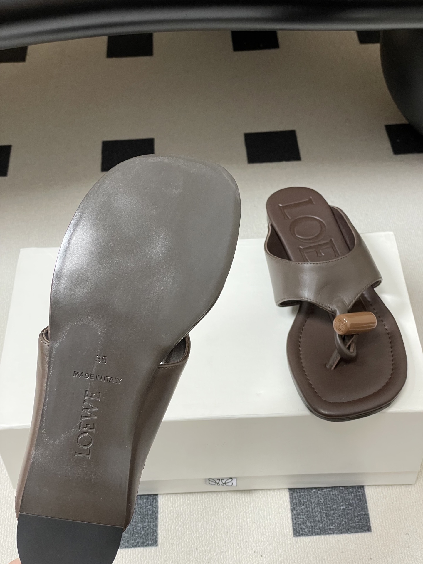 -LOEWE 罗意威 26ss 春夏新款 Toggle扣饰夹脚平底凉拖鞋个性人字拖鞋一双设计感很强的拖鞋