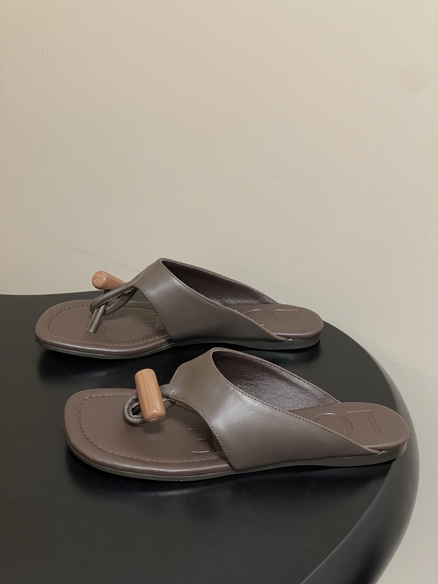 -LOEWE 罗意威 26ss 春夏新款 Toggle扣饰夹脚平底凉拖鞋个性人字拖鞋一双设计感很强的拖鞋