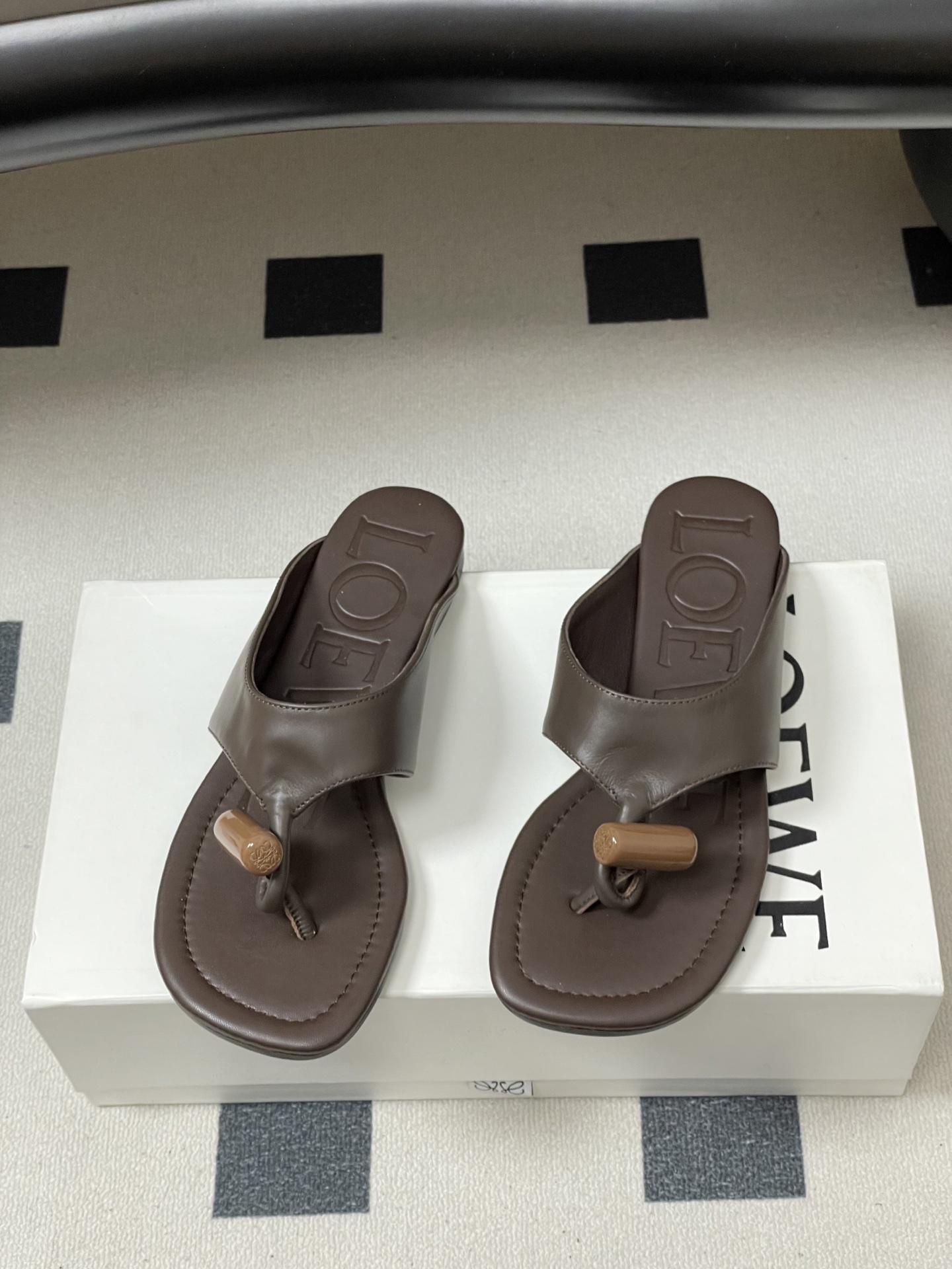 -LOEWE 罗意威 26ss 春夏新款 Toggle扣饰夹脚平底凉拖鞋个性人字拖鞋一双设计感很强的拖鞋