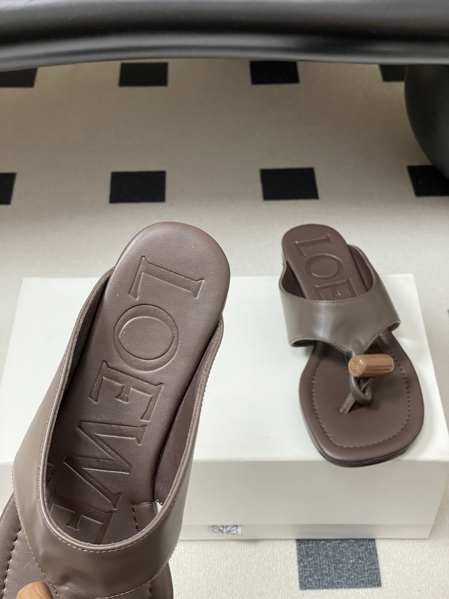 -LOEWE 罗意威 26ss 春夏新款 Toggle扣饰夹脚平底凉拖鞋个性人字拖鞋一双设计感很强的拖鞋