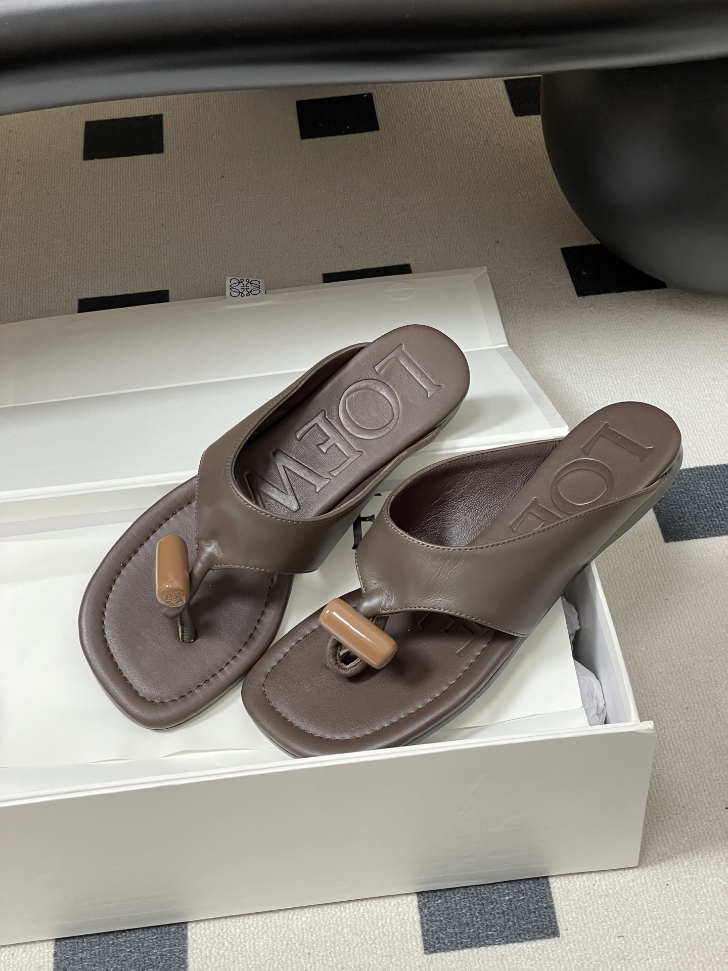 -LOEWE 罗意威 26ss 春夏新款 Toggle扣饰夹脚平底凉拖鞋个性人字拖鞋一双设计感很强的拖鞋