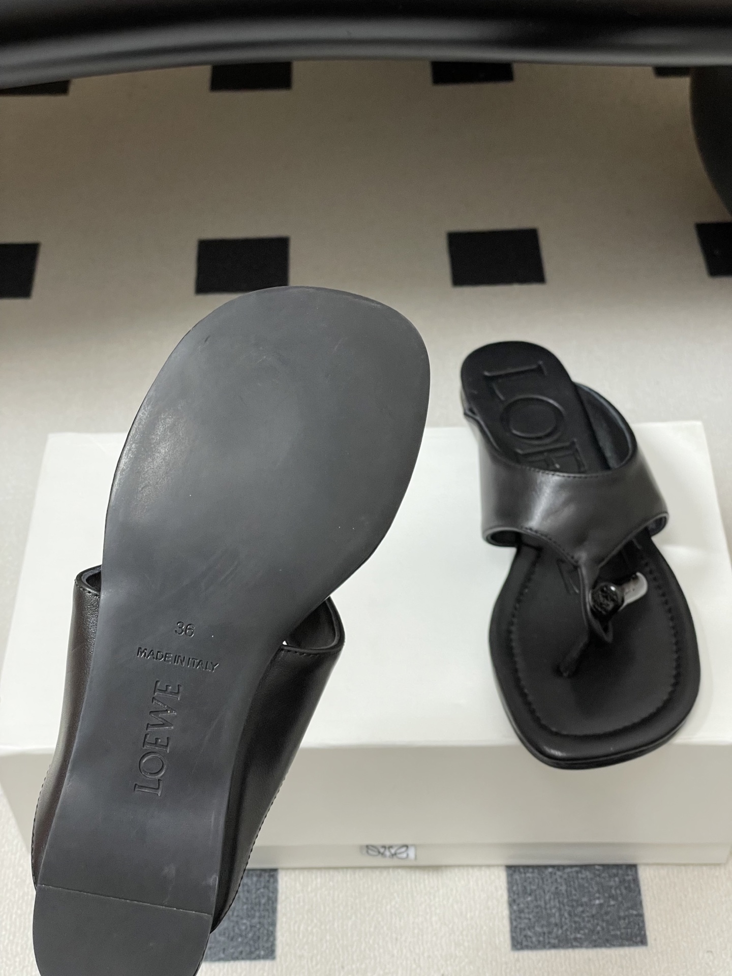 -LOEWE 罗意威 26ss 春夏新款 Toggle扣饰夹脚平底凉拖鞋个性人字拖鞋一双设计感很强的拖鞋