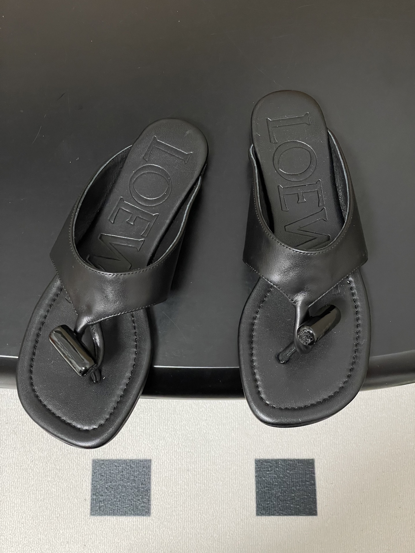 -LOEWE 罗意威 26ss 春夏新款 Toggle扣饰夹脚平底凉拖鞋个性人字拖鞋一双设计感很强的拖鞋