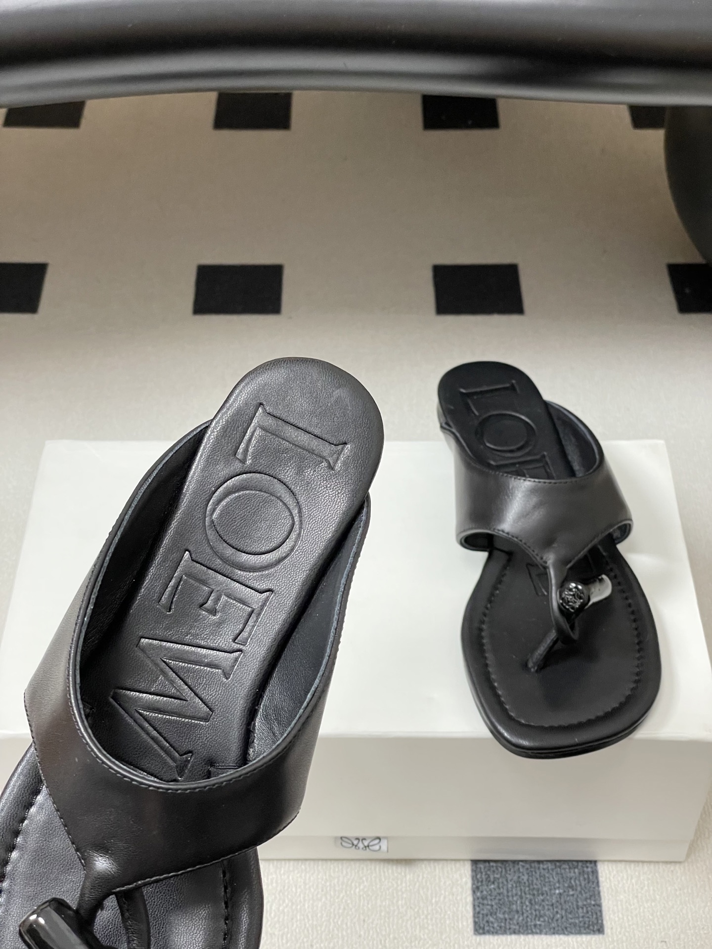 -LOEWE 罗意威 26ss 春夏新款 Toggle扣饰夹脚平底凉拖鞋个性人字拖鞋一双设计感很强的拖鞋