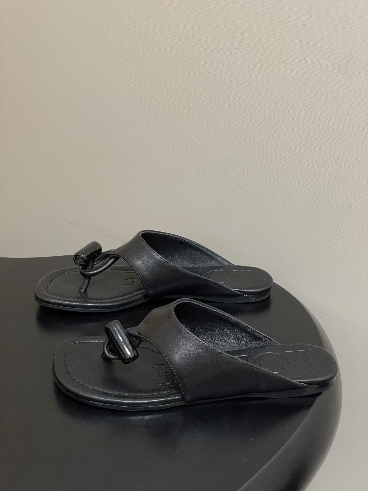 -LOEWE 罗意威 26ss 春夏新款 Toggle扣饰夹脚平底凉拖鞋个性人字拖鞋一双设计感很强的拖鞋