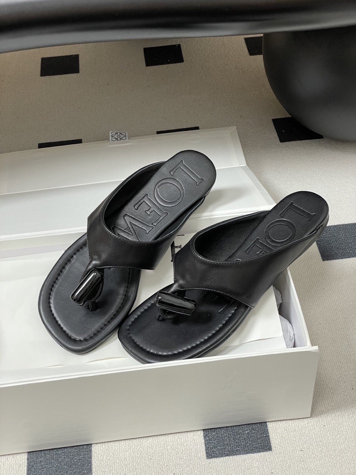 -LOEWE 罗意威 26ss 春夏新款 Toggle扣饰夹脚平底凉拖鞋个性人字拖鞋一双设计感很强的拖鞋