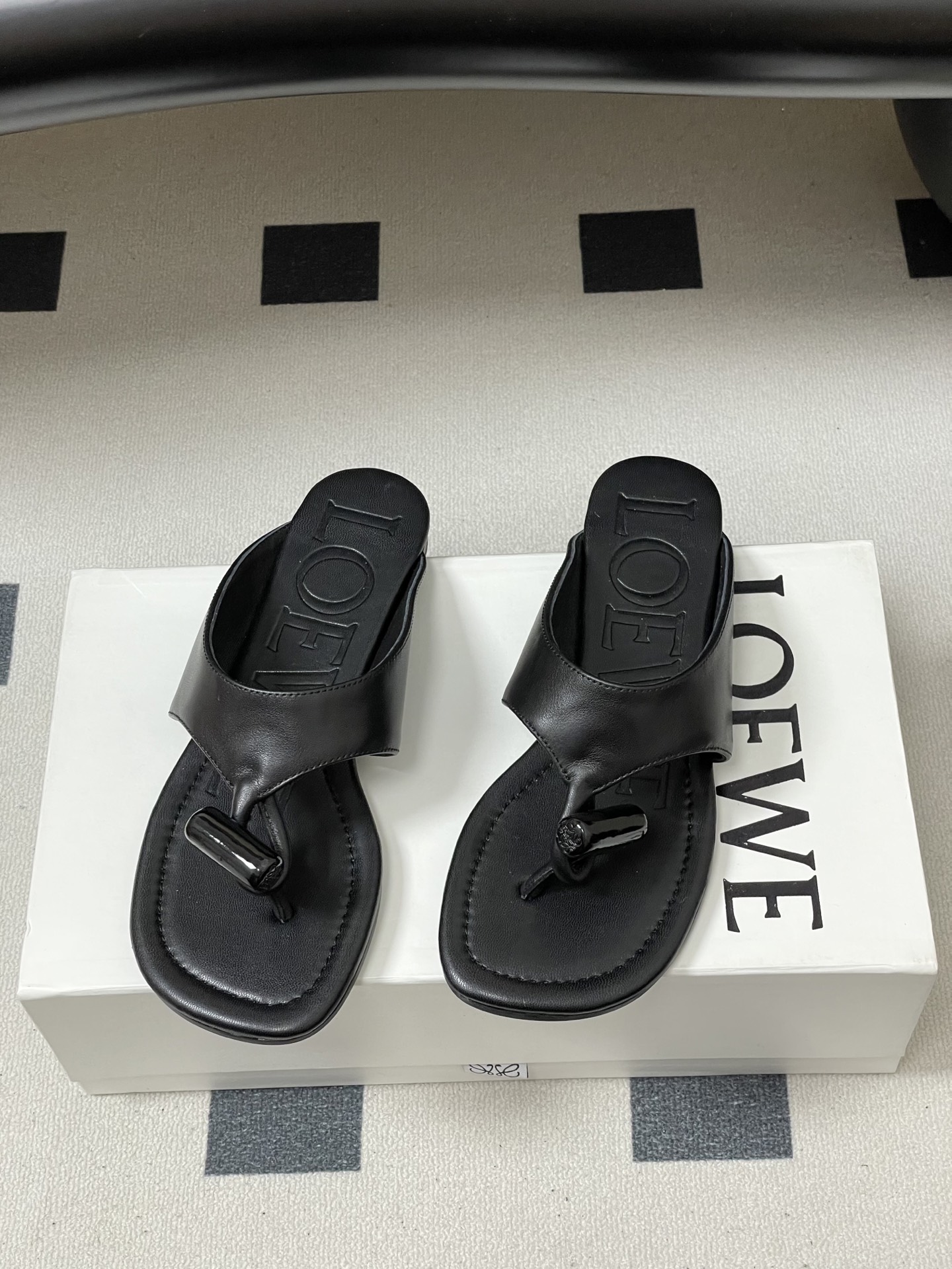 -LOEWE 罗意威 26ss 春夏新款 Toggle扣饰夹脚平底凉拖鞋个性人字拖鞋一双设计感很强的拖鞋
