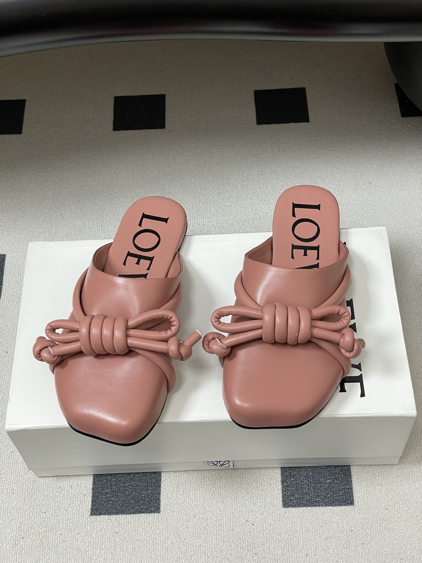 -LOEWE 罗意威 26ss 春夏新款气质时尚大蝴蝶结穆勒鞋包头平底半拖鞋把温柔和随性穿在脚上，是LO