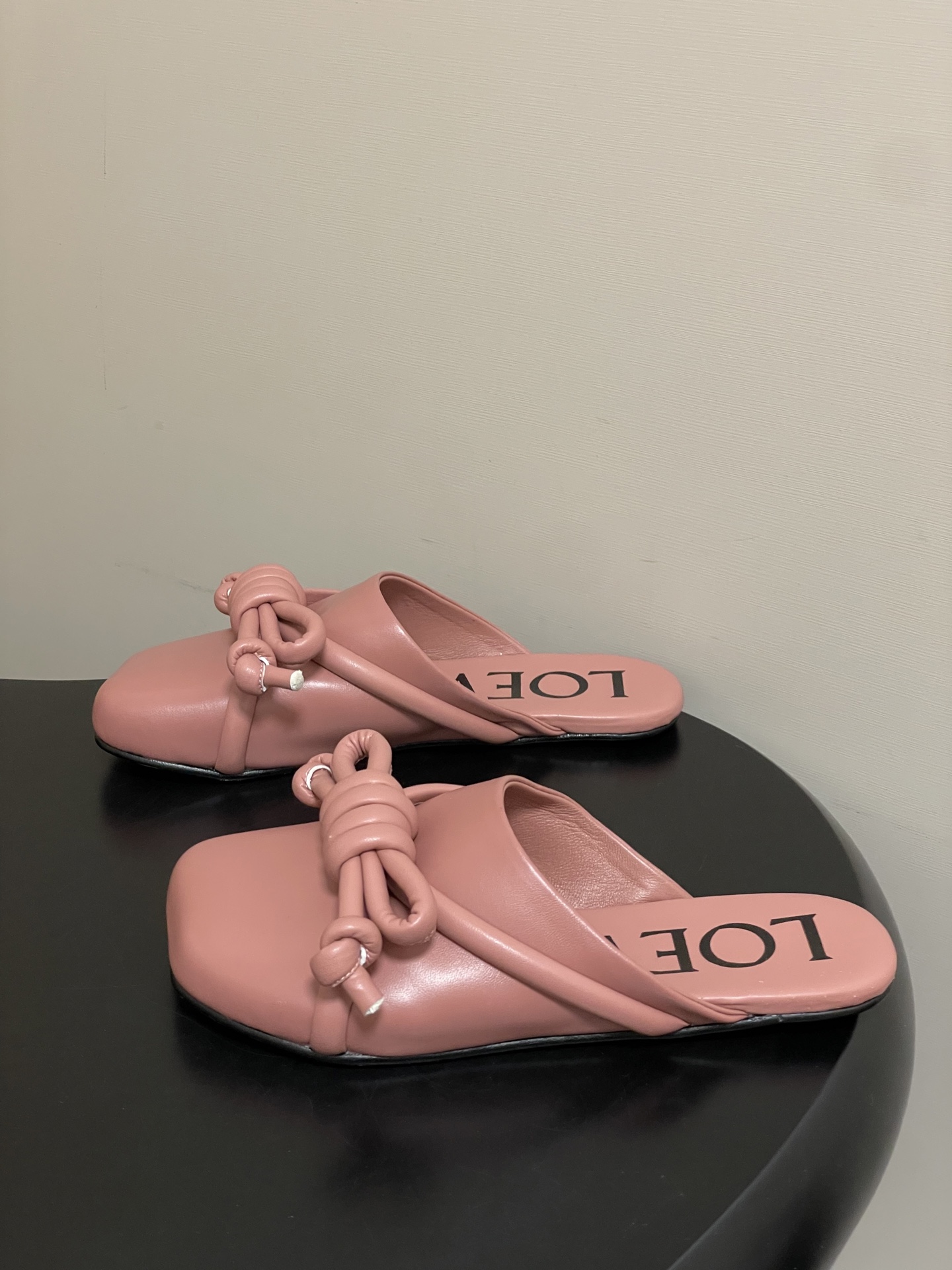 -LOEWE 罗意威 26ss 春夏新款气质时尚大蝴蝶结穆勒鞋包头平底半拖鞋把温柔和随性穿在脚上，是LO