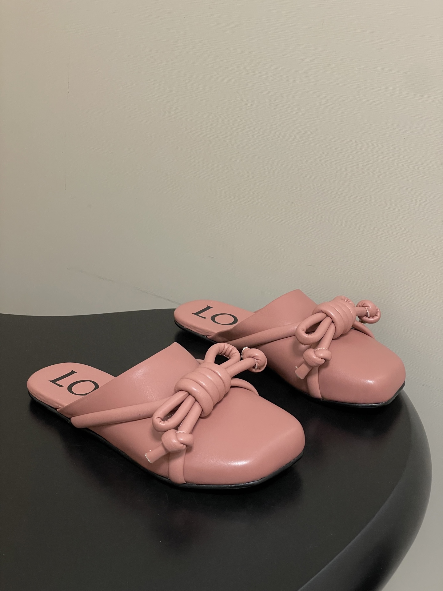 -LOEWE 罗意威 26ss 春夏新款气质时尚大蝴蝶结穆勒鞋包头平底半拖鞋把温柔和随性穿在脚上，是LO