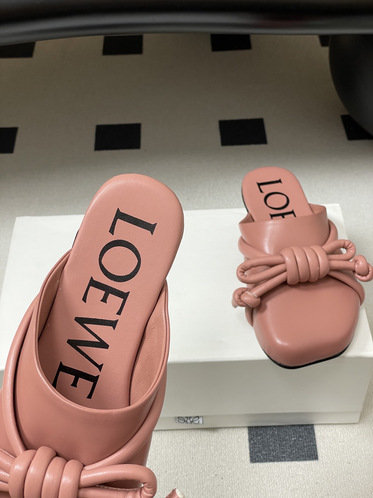 -LOEWE 罗意威 26ss 春夏新款气质时尚大蝴蝶结穆勒鞋包头平底半拖鞋把温柔和随性穿在脚上，是LO