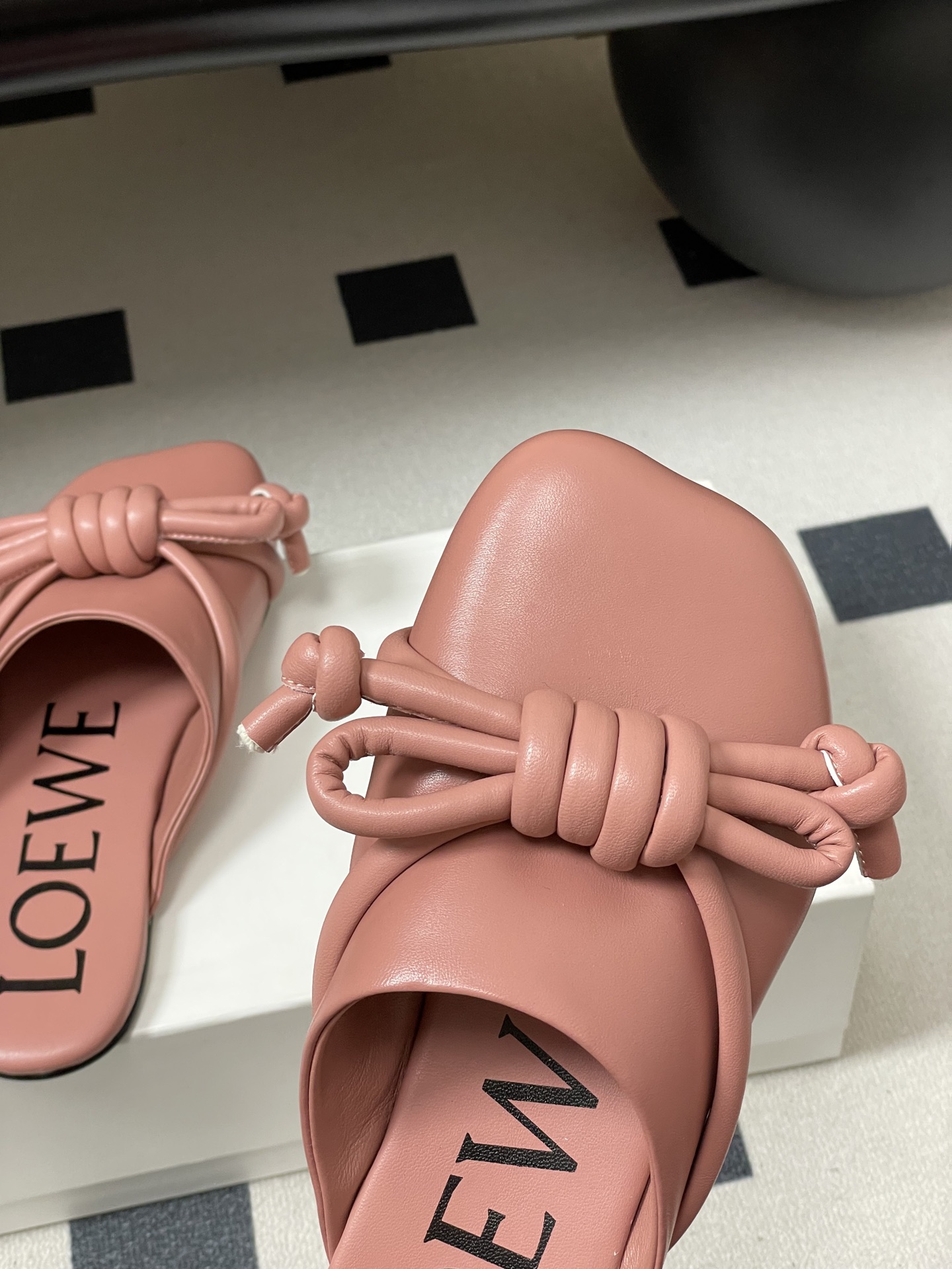 -LOEWE 罗意威 26ss 春夏新款气质时尚大蝴蝶结穆勒鞋包头平底半拖鞋把温柔和随性穿在脚上，是LO