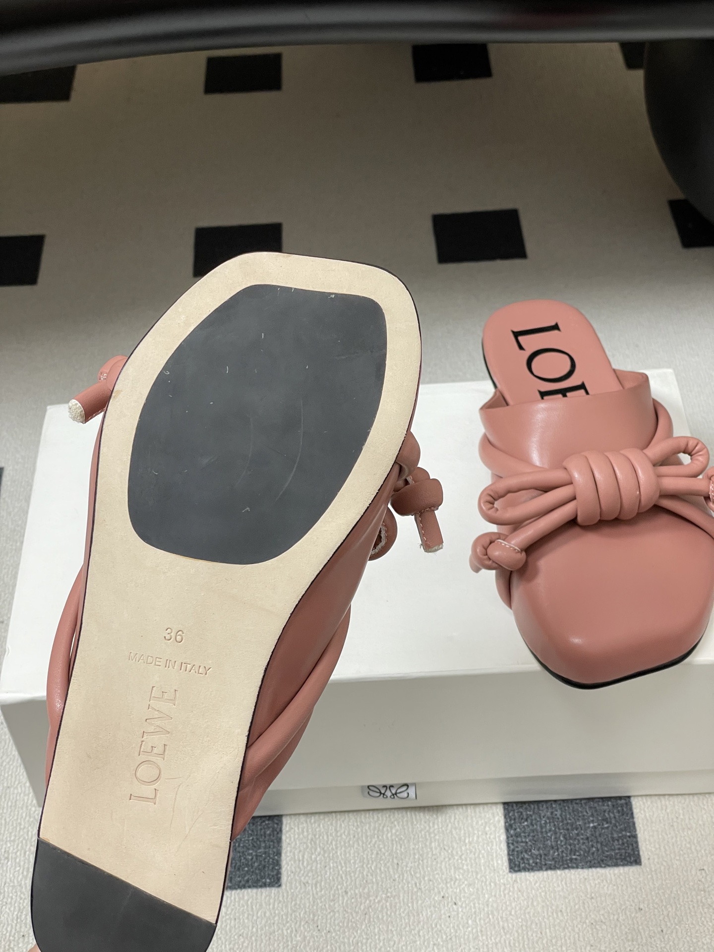 -LOEWE 罗意威 26ss 春夏新款气质时尚大蝴蝶结穆勒鞋包头平底半拖鞋把温柔和随性穿在脚上，是LO