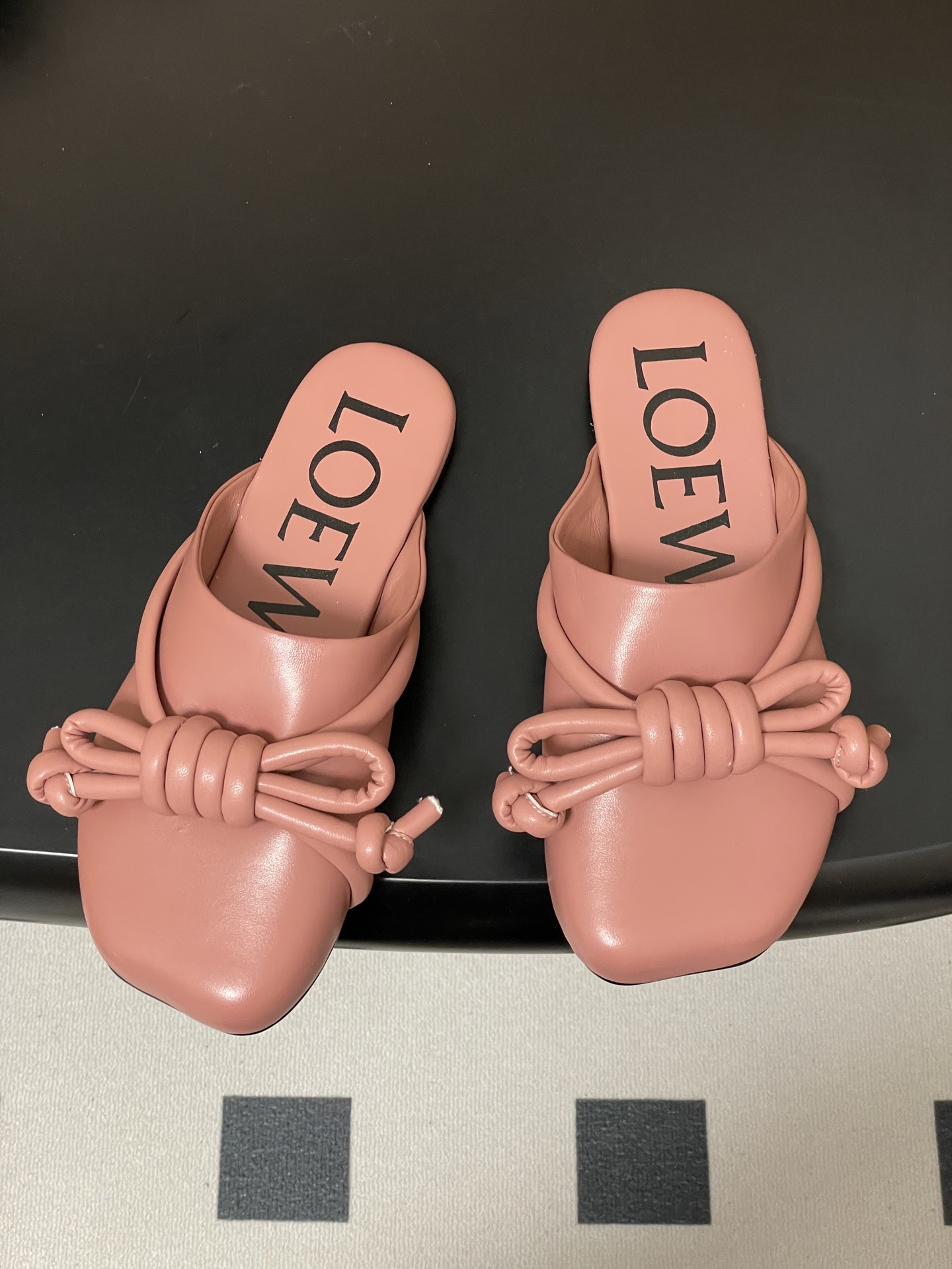 -LOEWE 罗意威 26ss 春夏新款气质时尚大蝴蝶结穆勒鞋包头平底半拖鞋把温柔和随性穿在脚上，是LO