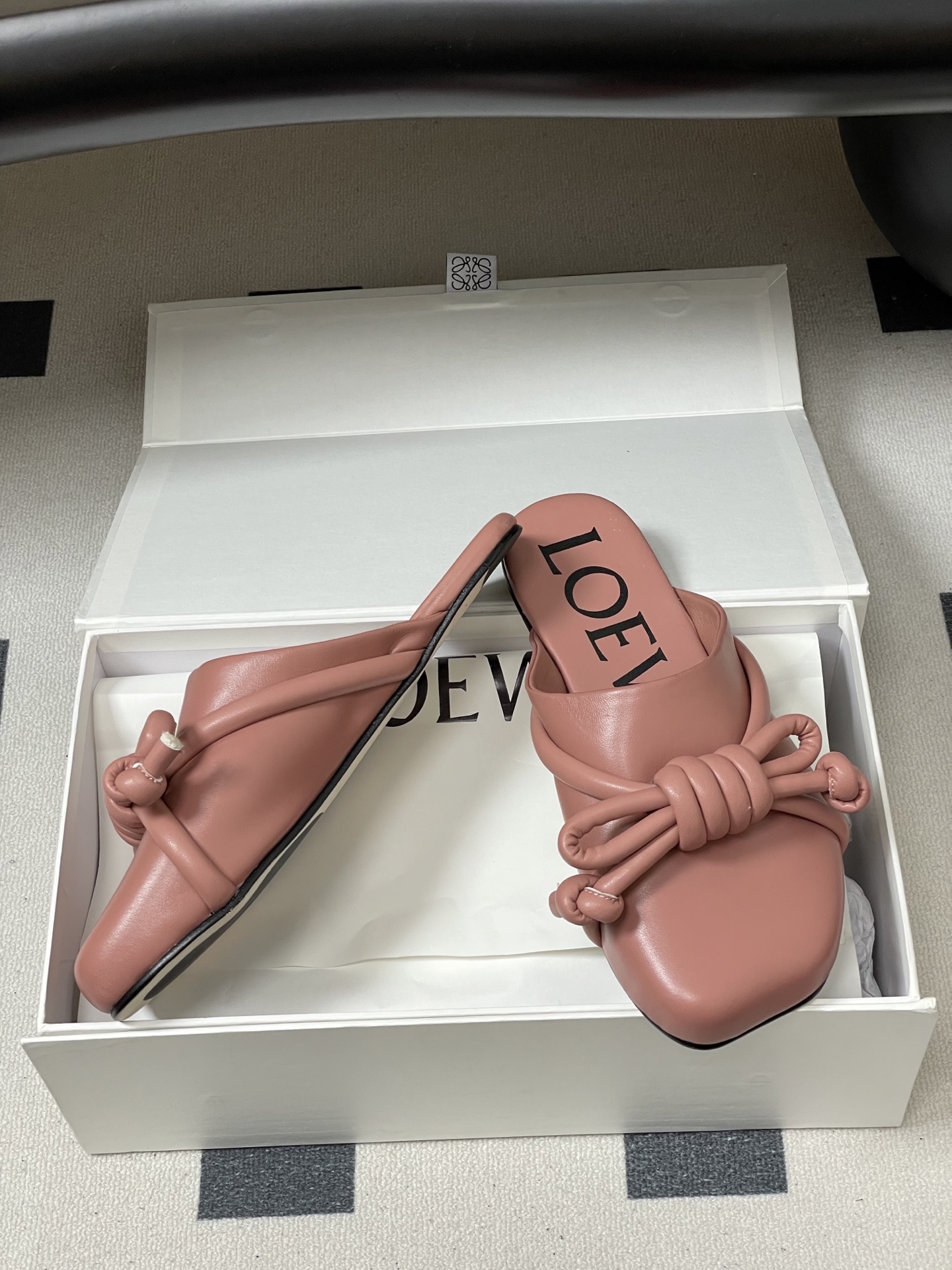 -LOEWE 罗意威 26ss 春夏新款气质时尚大蝴蝶结穆勒鞋包头平底半拖鞋把温柔和随性穿在脚上，是LO