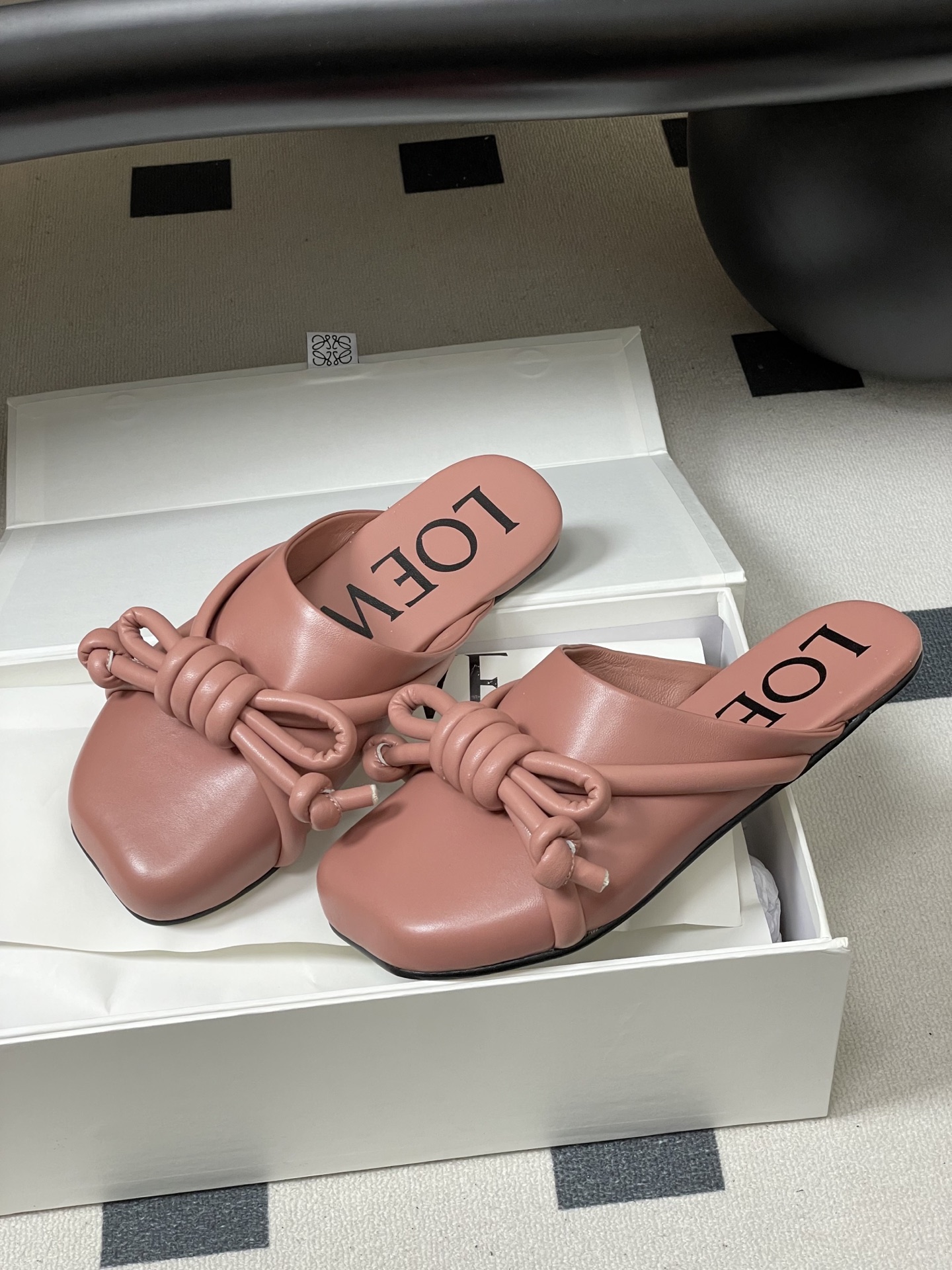 -LOEWE 罗意威 26ss 春夏新款气质时尚大蝴蝶结穆勒鞋包头平底半拖鞋把温柔和随性穿在脚上，是LO