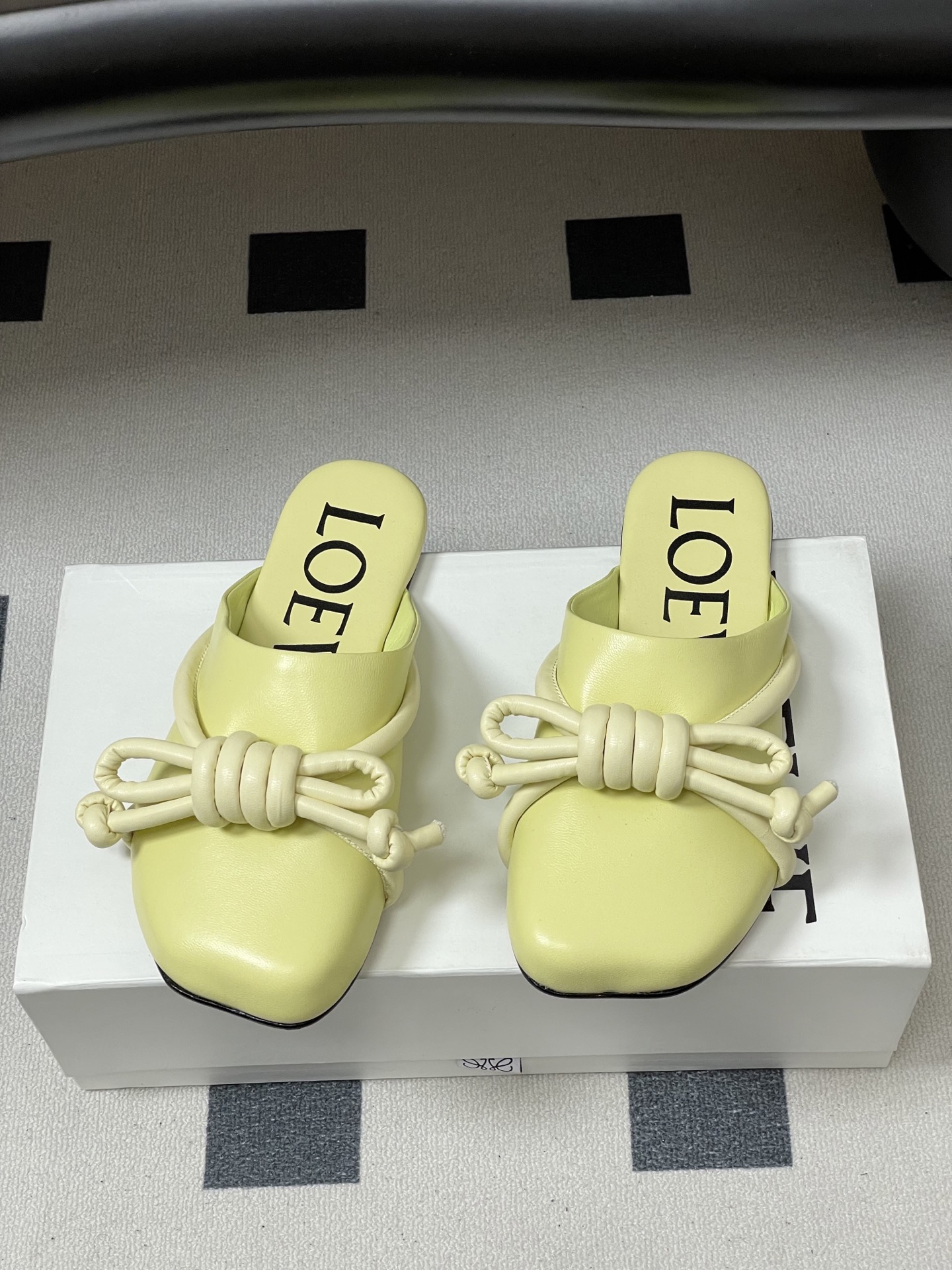 -LOEWE 罗意威 26ss 春夏新款气质时尚大蝴蝶结穆勒鞋包头平底半拖鞋把温柔和随性穿在脚上，是LO