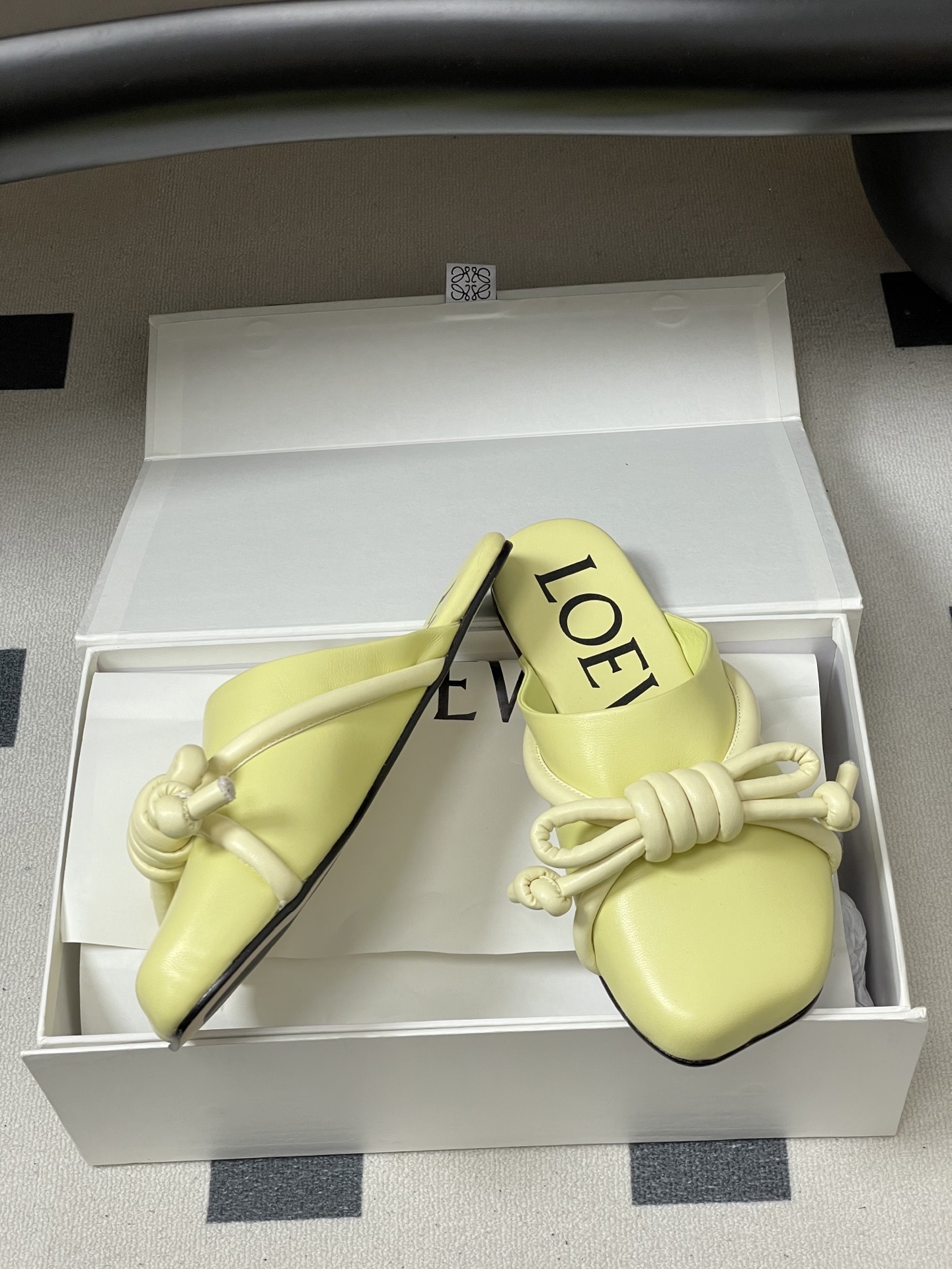 -LOEWE 罗意威 26ss 春夏新款气质时尚大蝴蝶结穆勒鞋包头平底半拖鞋把温柔和随性穿在脚上，是LO