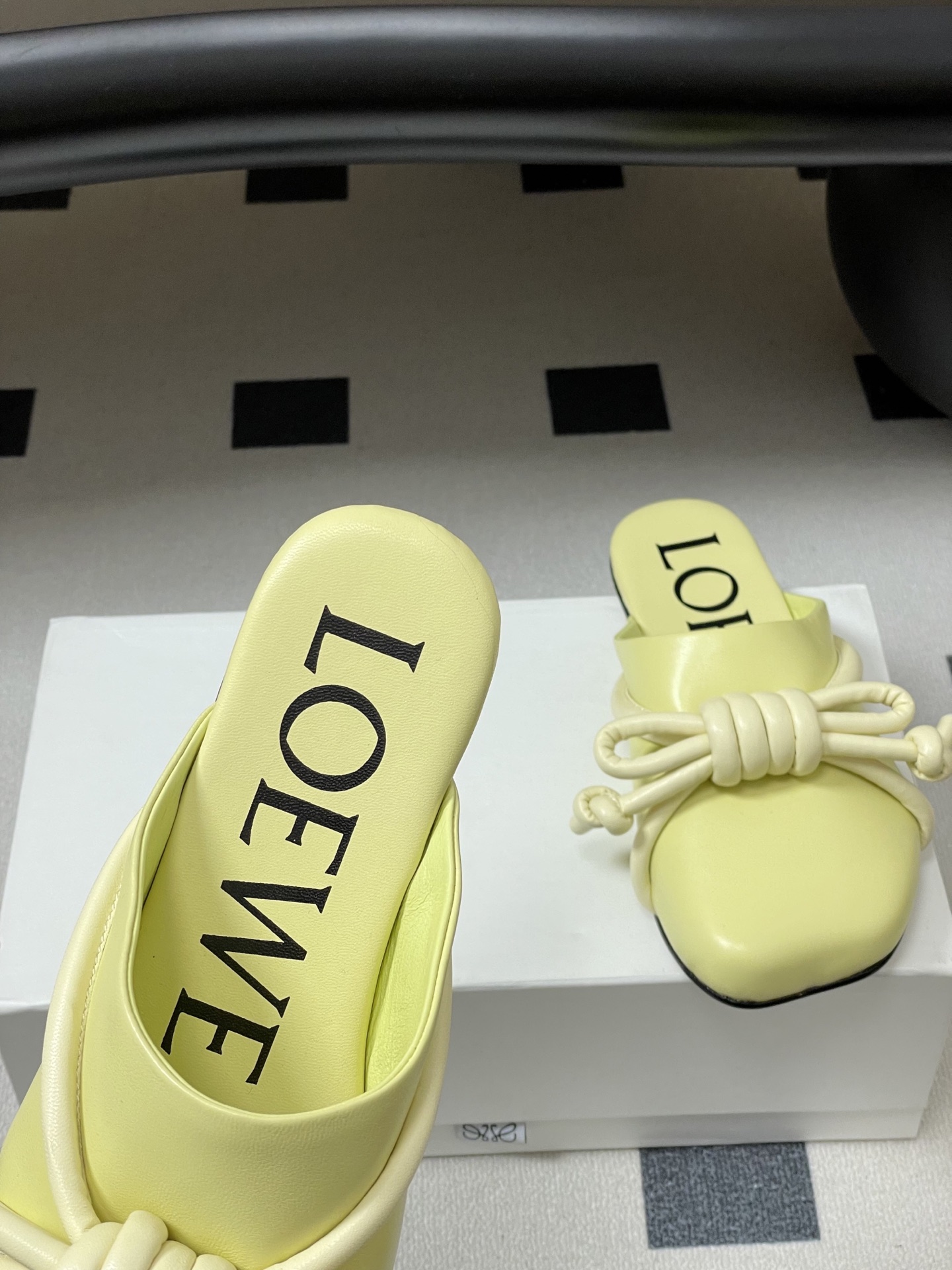 -LOEWE 罗意威 26ss 春夏新款气质时尚大蝴蝶结穆勒鞋包头平底半拖鞋把温柔和随性穿在脚上，是LO