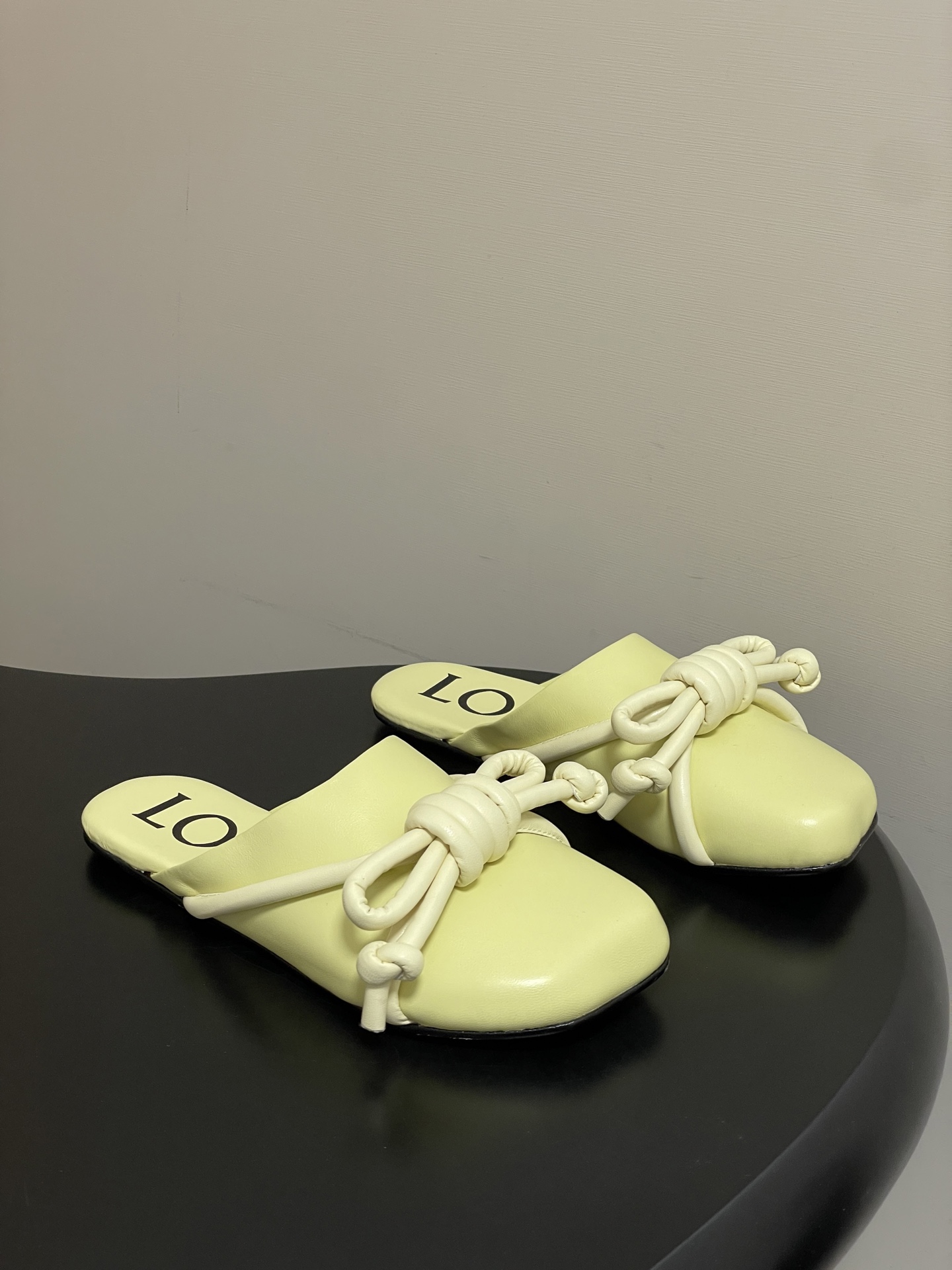 -LOEWE 罗意威 26ss 春夏新款气质时尚大蝴蝶结穆勒鞋包头平底半拖鞋把温柔和随性穿在脚上，是LO