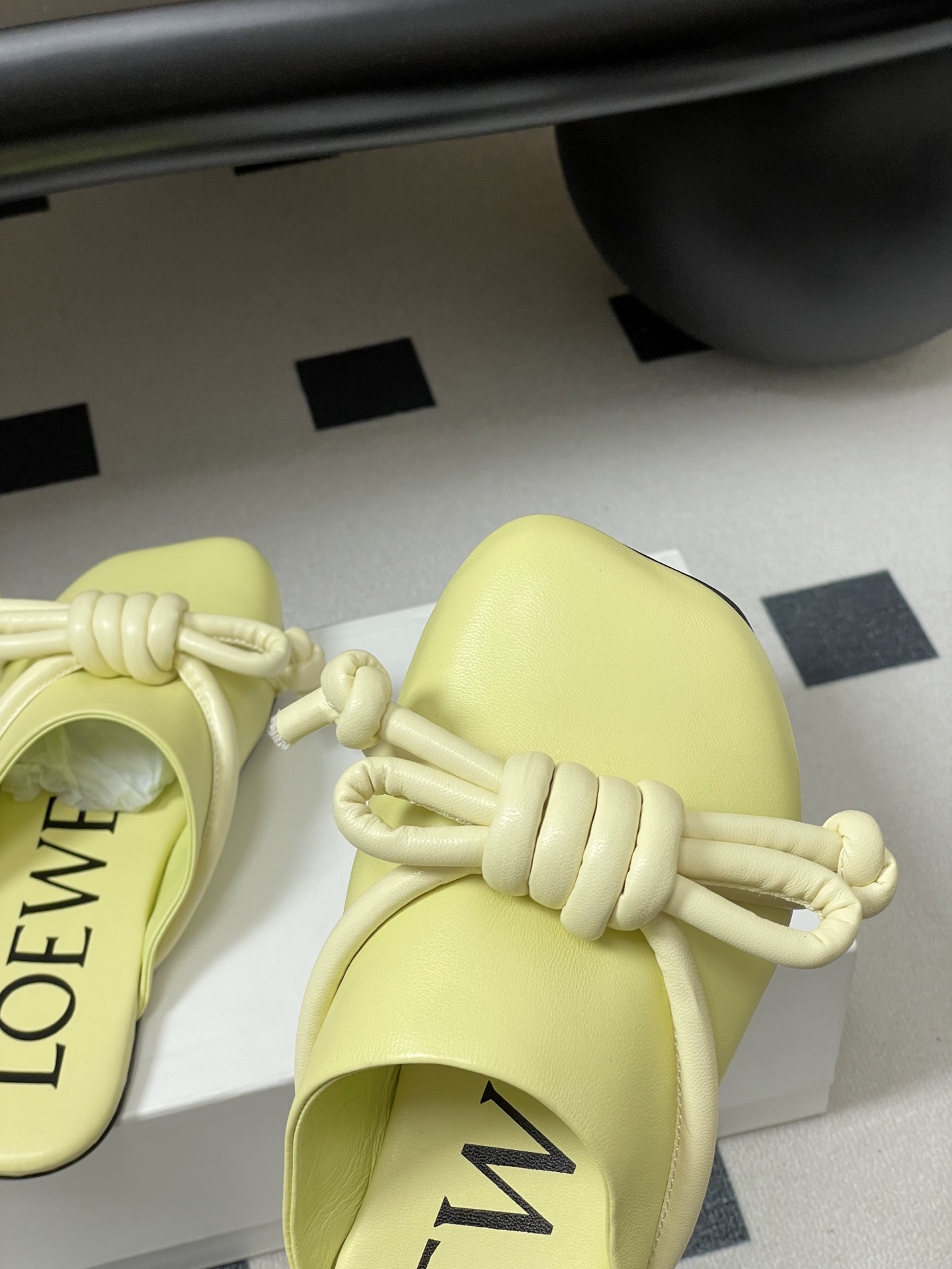 -LOEWE 罗意威 26ss 春夏新款气质时尚大蝴蝶结穆勒鞋包头平底半拖鞋把温柔和随性穿在脚上，是LO