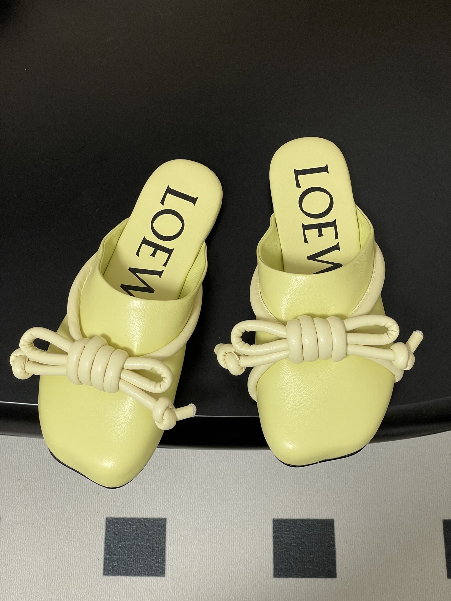 -LOEWE 罗意威 26ss 春夏新款气质时尚大蝴蝶结穆勒鞋包头平底半拖鞋把温柔和随性穿在脚上，是LO