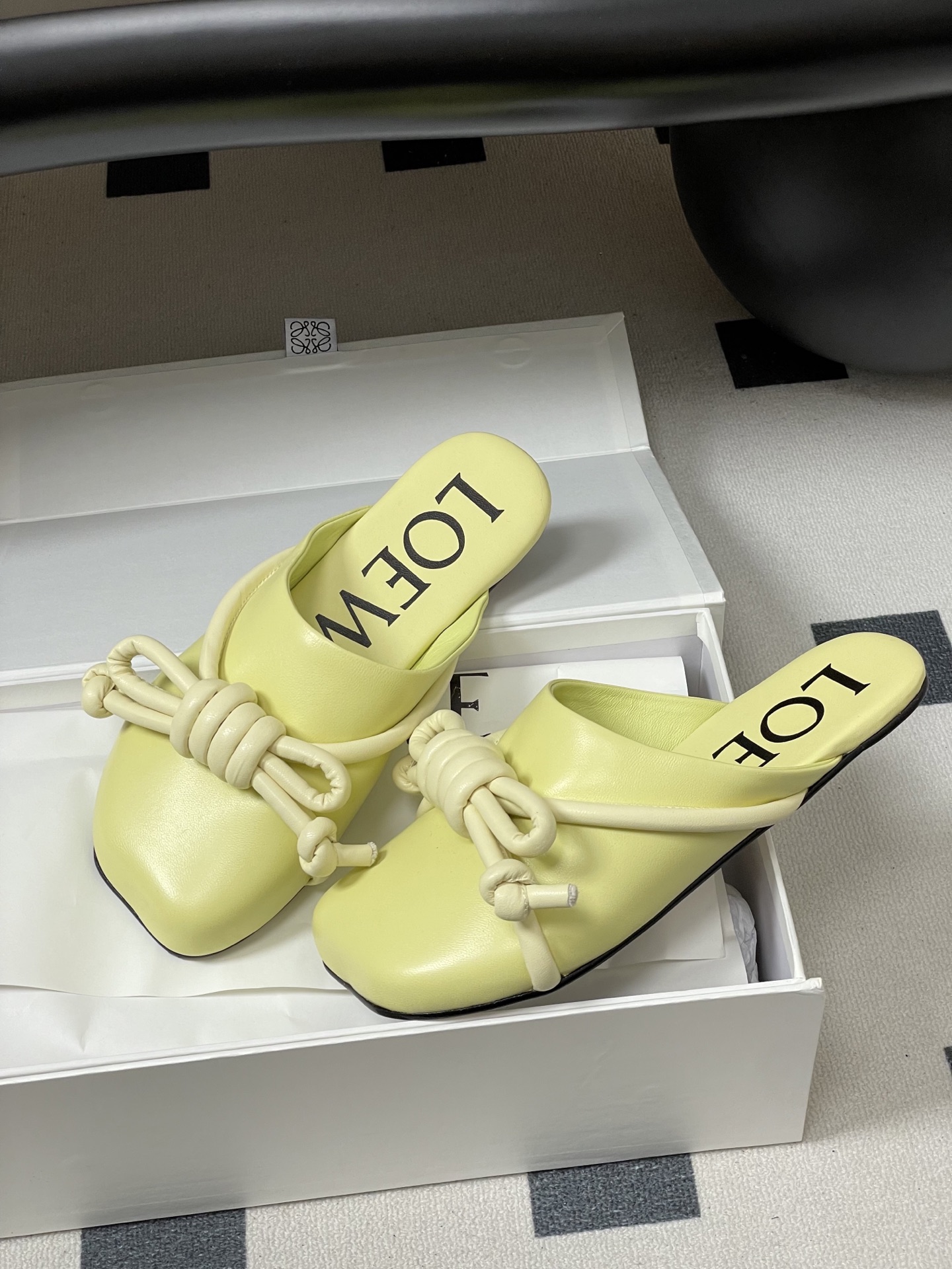 -LOEWE 罗意威 26ss 春夏新款气质时尚大蝴蝶结穆勒鞋包头平底半拖鞋把温柔和随性穿在脚上，是LO