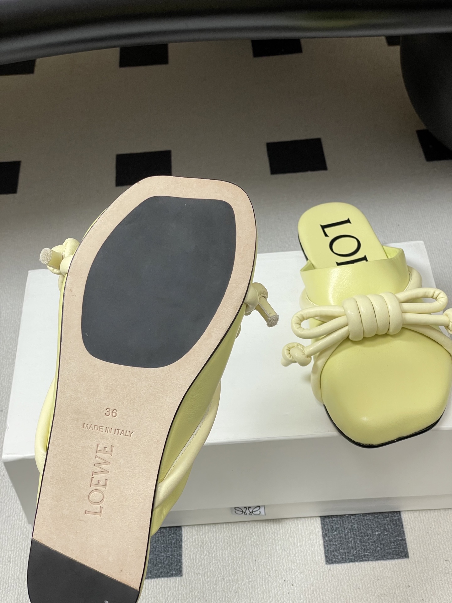 -LOEWE 罗意威 26ss 春夏新款气质时尚大蝴蝶结穆勒鞋包头平底半拖鞋把温柔和随性穿在脚上，是LO