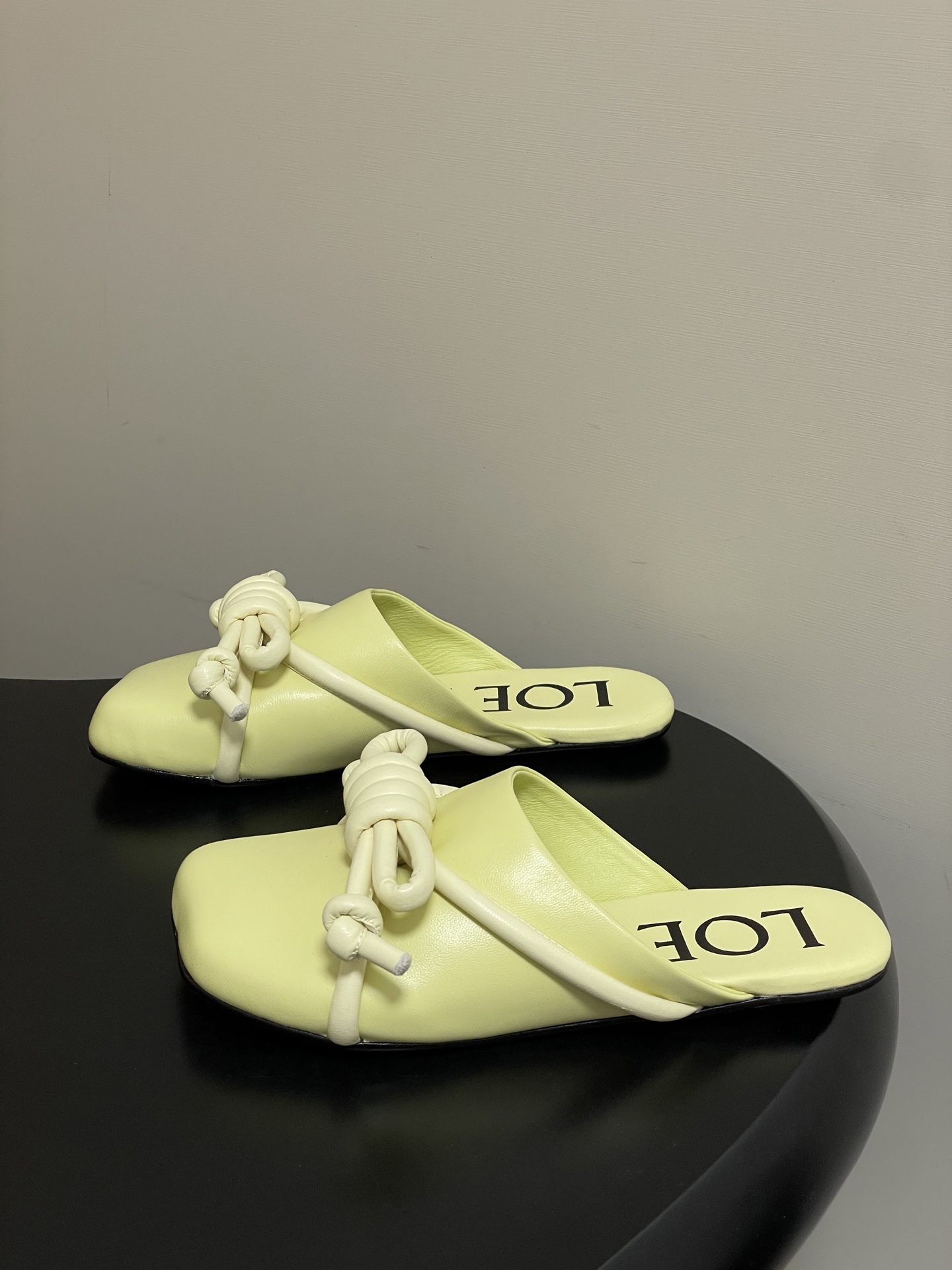 -LOEWE 罗意威 26ss 春夏新款气质时尚大蝴蝶结穆勒鞋包头平底半拖鞋把温柔和随性穿在脚上，是LO