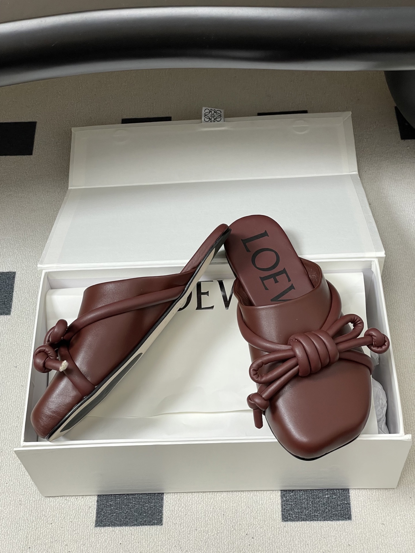 -LOEWE 罗意威 26ss 春夏新款气质时尚大蝴蝶结穆勒鞋包头平底半拖鞋把温柔和随性穿在脚上，是LO