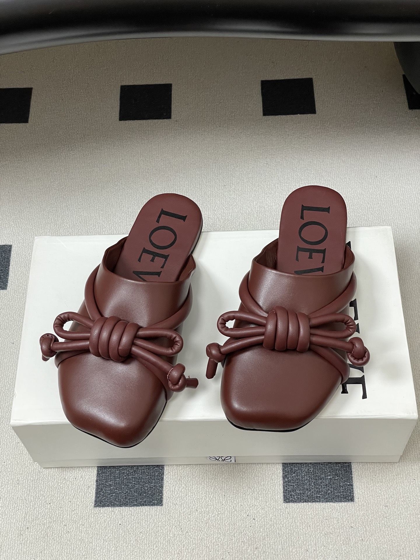 -LOEWE 罗意威 26ss 春夏新款气质时尚大蝴蝶结穆勒鞋包头平底半拖鞋把温柔和随性穿在脚上，是LO