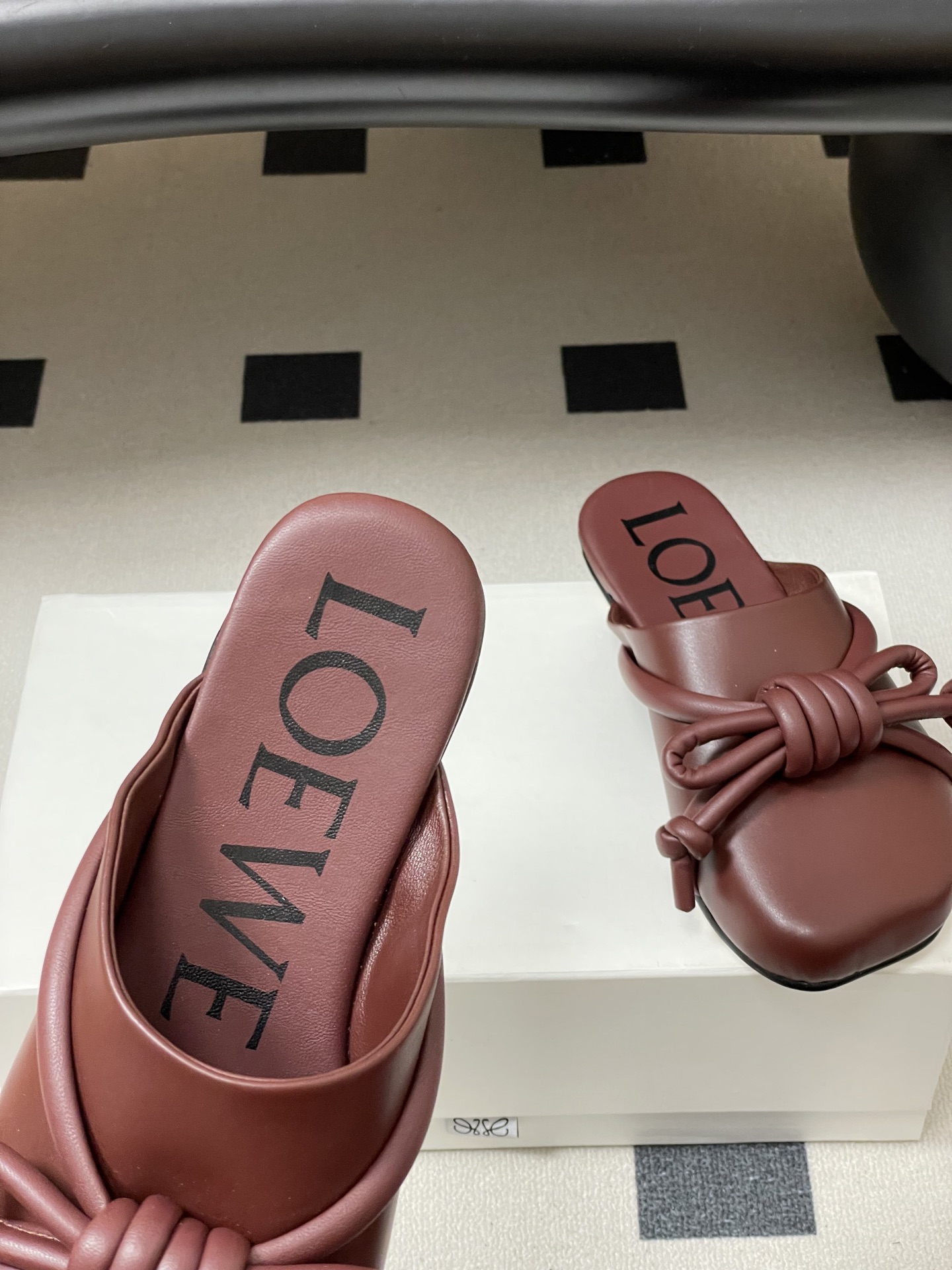 -LOEWE 罗意威 26ss 春夏新款气质时尚大蝴蝶结穆勒鞋包头平底半拖鞋把温柔和随性穿在脚上，是LO