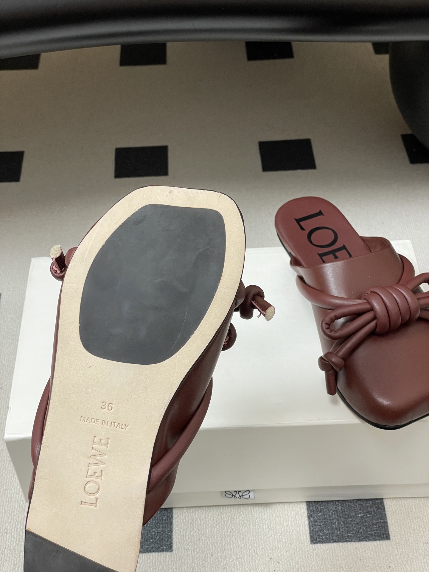 -LOEWE 罗意威 26ss 春夏新款气质时尚大蝴蝶结穆勒鞋包头平底半拖鞋把温柔和随性穿在脚上，是LO