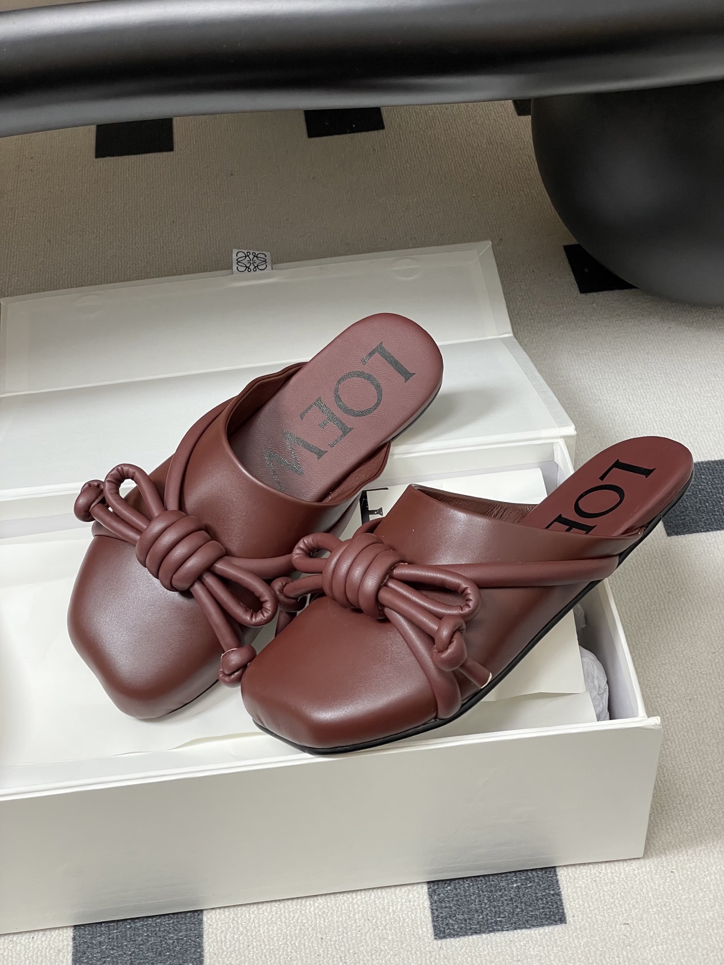 -LOEWE 罗意威 26ss 春夏新款气质时尚大蝴蝶结穆勒鞋包头平底半拖鞋把温柔和随性穿在脚上，是LO