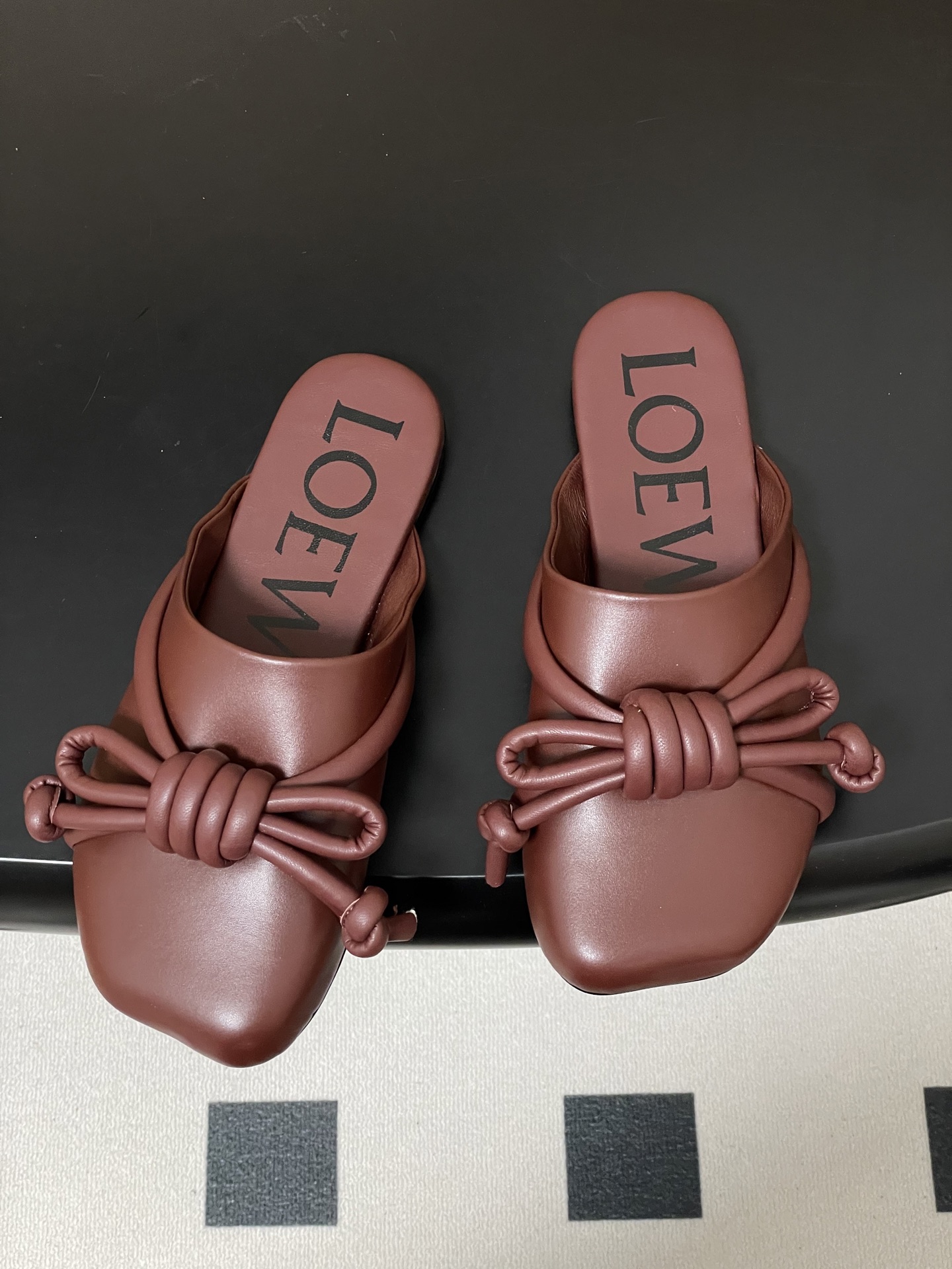 -LOEWE 罗意威 26ss 春夏新款气质时尚大蝴蝶结穆勒鞋包头平底半拖鞋把温柔和随性穿在脚上，是LO