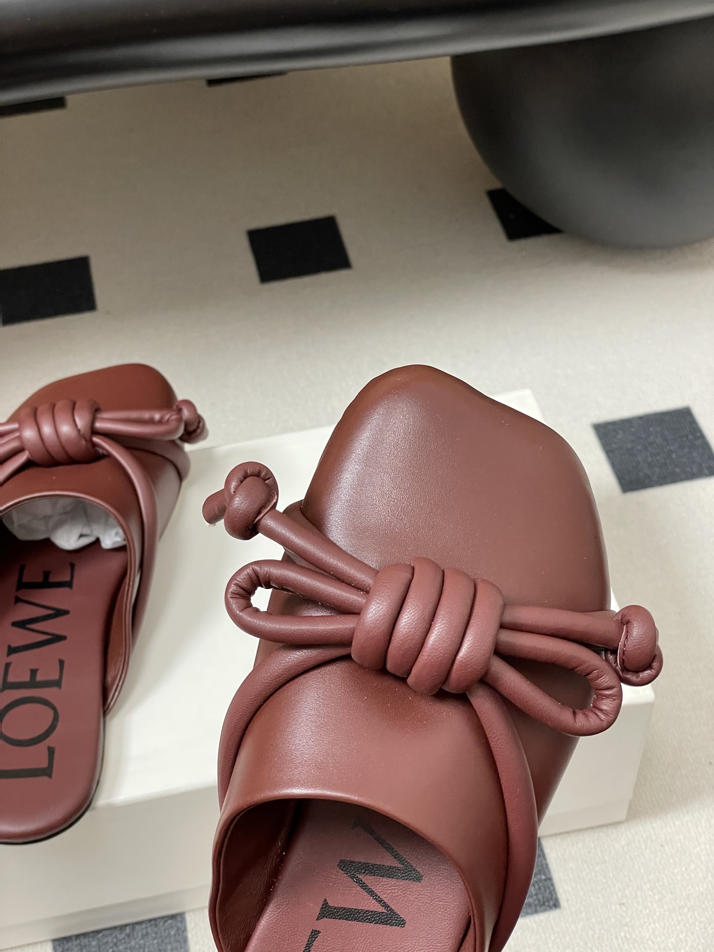 -LOEWE 罗意威 26ss 春夏新款气质时尚大蝴蝶结穆勒鞋包头平底半拖鞋把温柔和随性穿在脚上，是LO