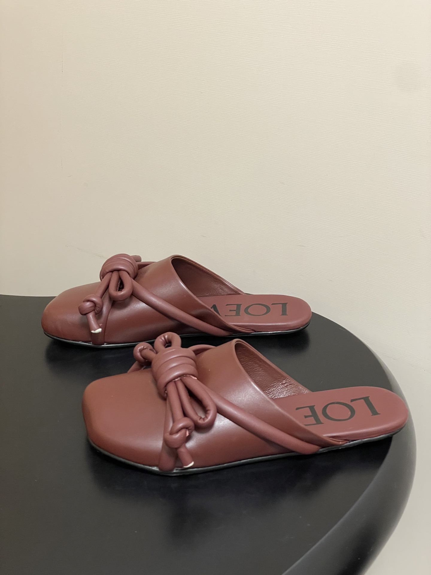 -LOEWE 罗意威 26ss 春夏新款气质时尚大蝴蝶结穆勒鞋包头平底半拖鞋把温柔和随性穿在脚上，是LO