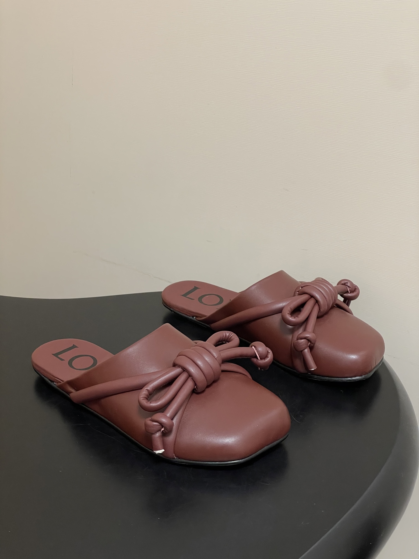 -LOEWE 罗意威 26ss 春夏新款气质时尚大蝴蝶结穆勒鞋包头平底半拖鞋把温柔和随性穿在脚上，是LO