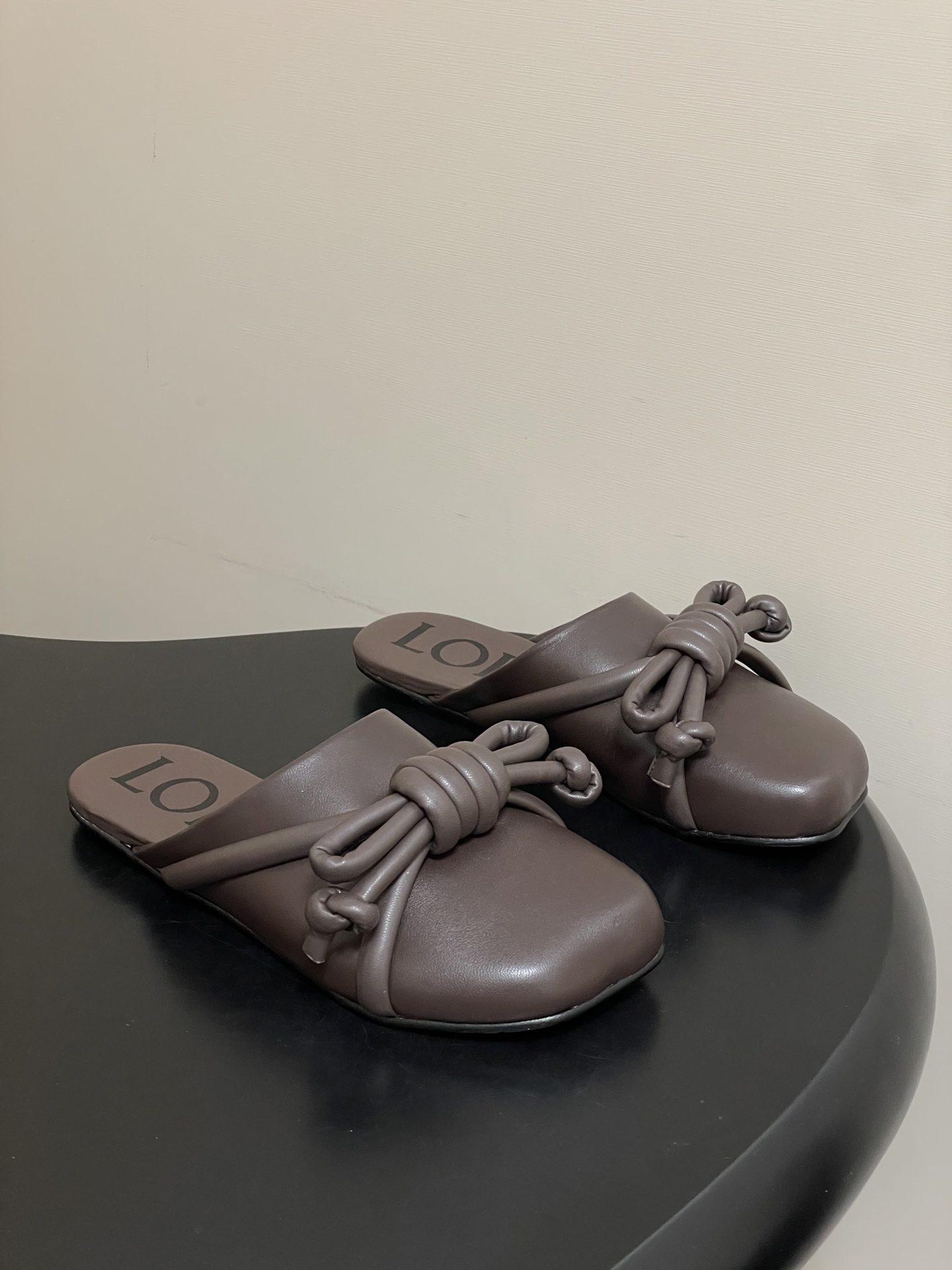 -LOEWE 罗意威 26ss 春夏新款气质时尚大蝴蝶结穆勒鞋包头平底半拖鞋把温柔和随性穿在脚上，是LO