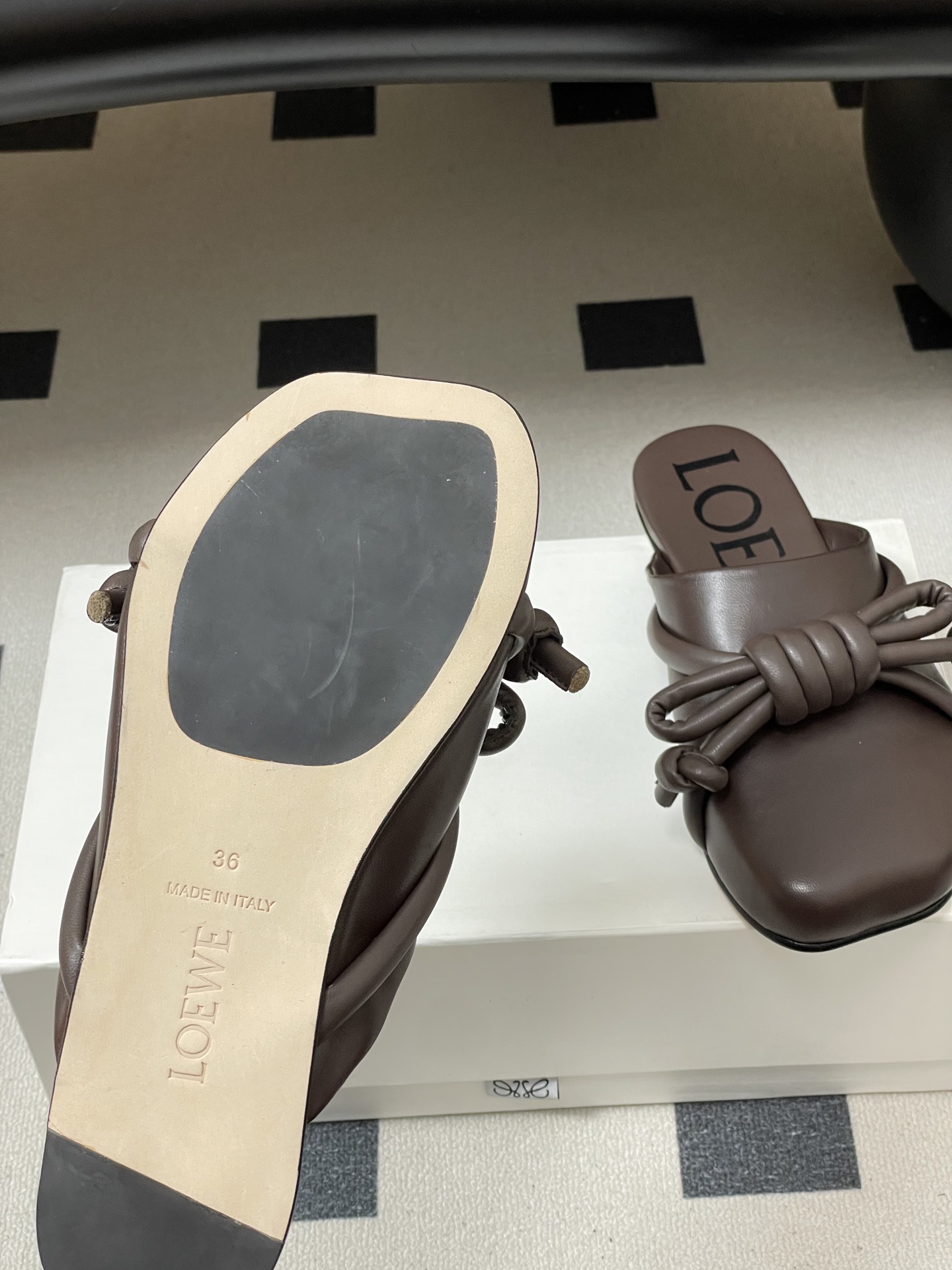 -LOEWE 罗意威 26ss 春夏新款气质时尚大蝴蝶结穆勒鞋包头平底半拖鞋把温柔和随性穿在脚上，是LO