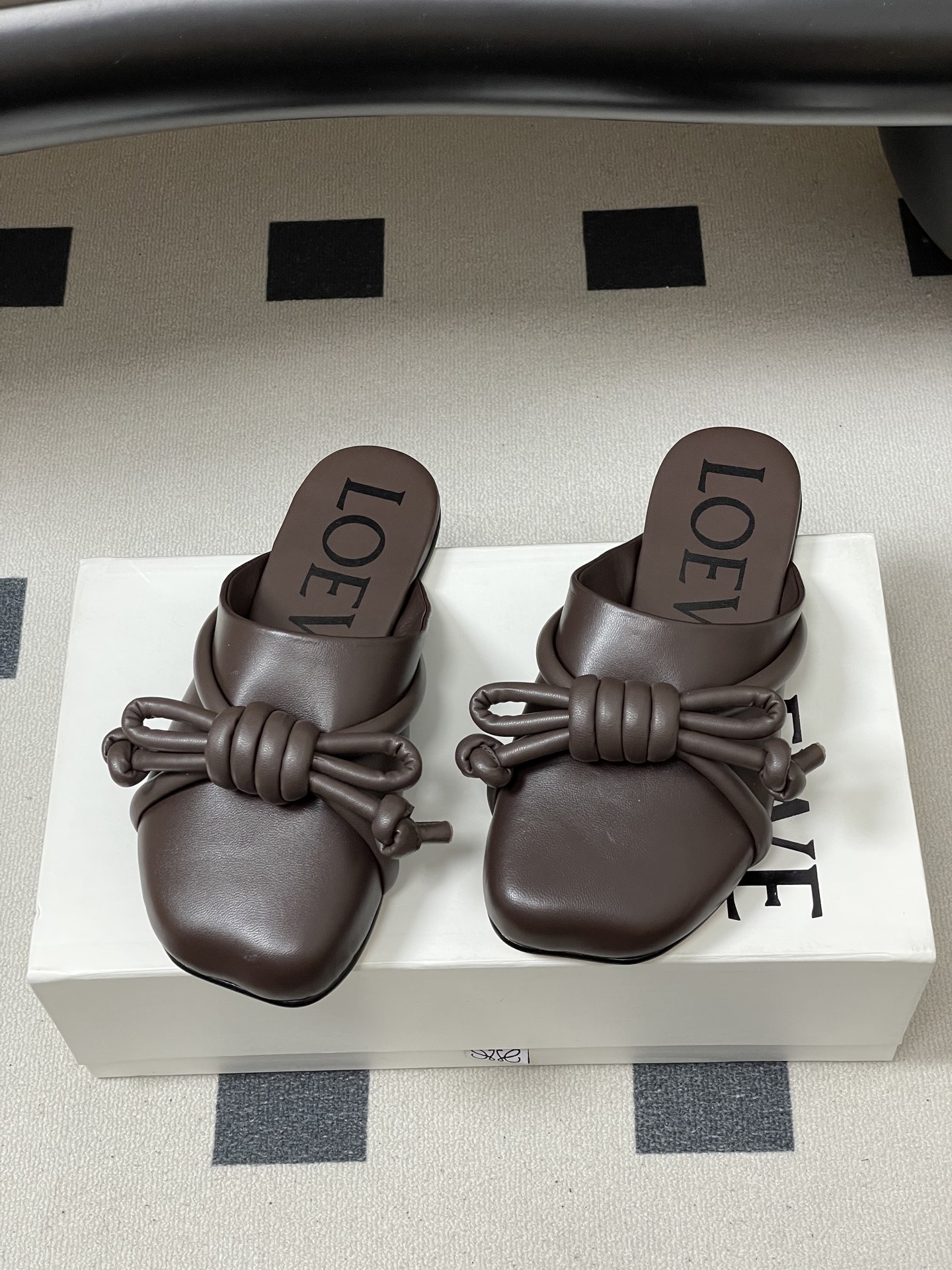 -LOEWE 罗意威 26ss 春夏新款气质时尚大蝴蝶结穆勒鞋包头平底半拖鞋把温柔和随性穿在脚上，是LO