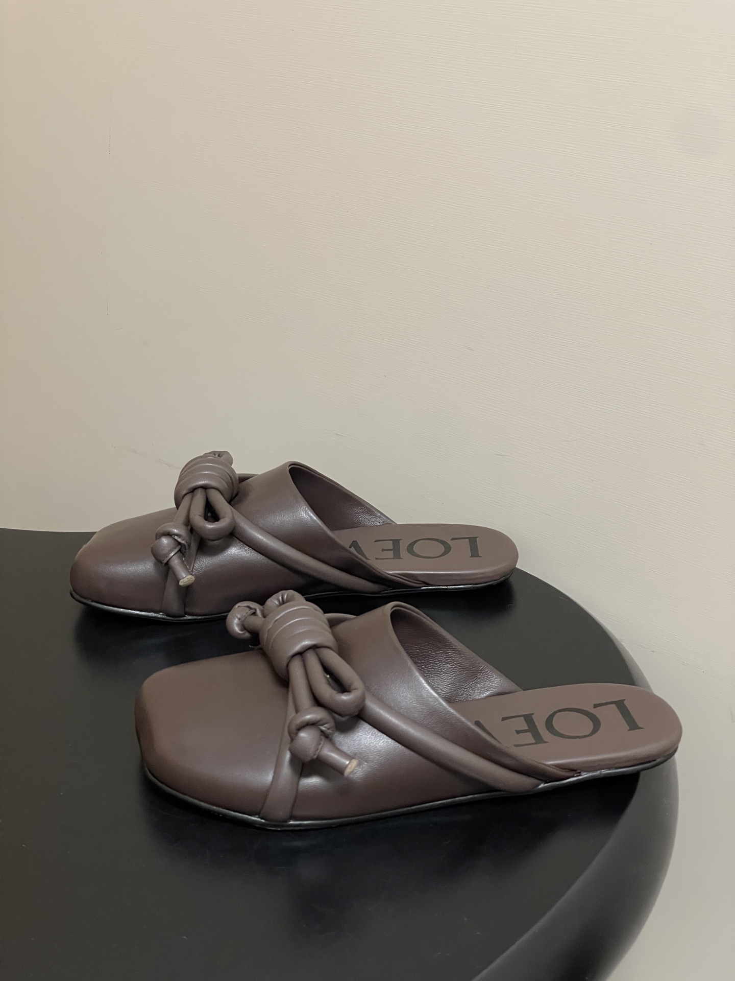 -LOEWE 罗意威 26ss 春夏新款气质时尚大蝴蝶结穆勒鞋包头平底半拖鞋把温柔和随性穿在脚上，是LO