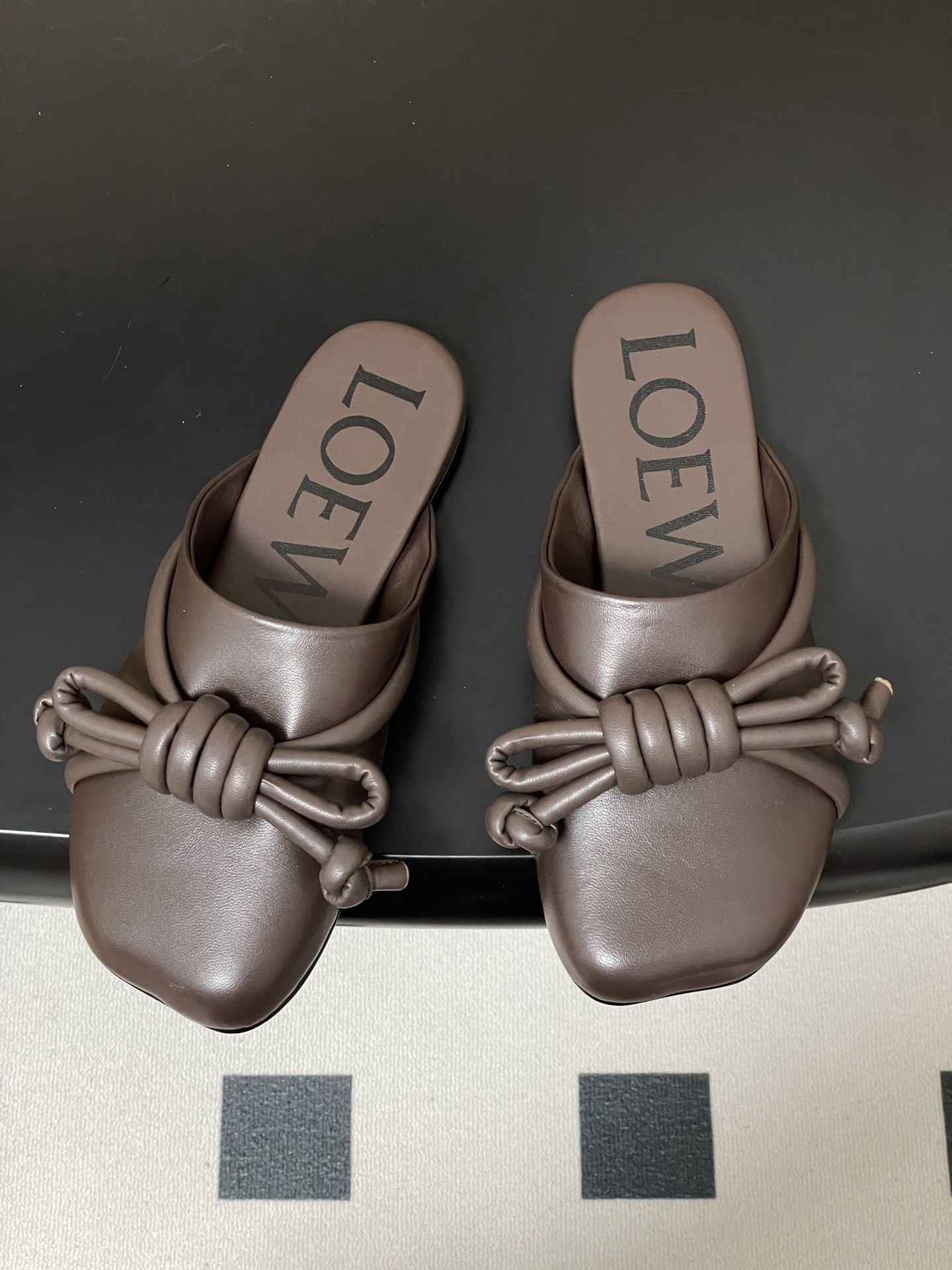 -LOEWE 罗意威 26ss 春夏新款气质时尚大蝴蝶结穆勒鞋包头平底半拖鞋把温柔和随性穿在脚上，是LO